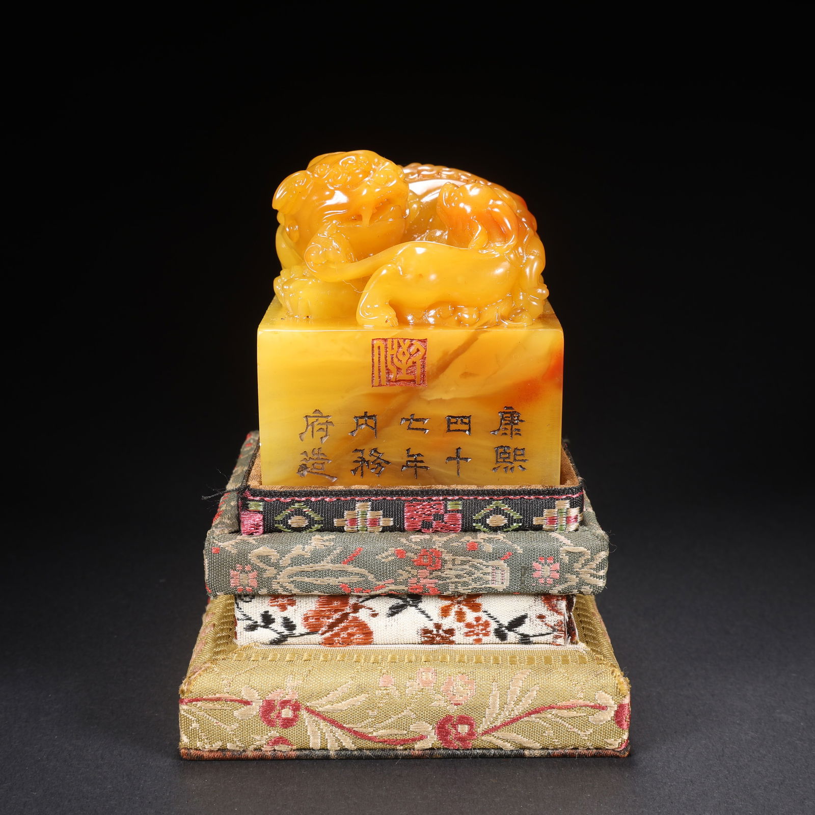 TIANHUANG STONE SEAL WITH MOTHER-AND-CHILD BEAST KNOB: Tianhuang Stone Seal with Mother-and-Child Beast Knob