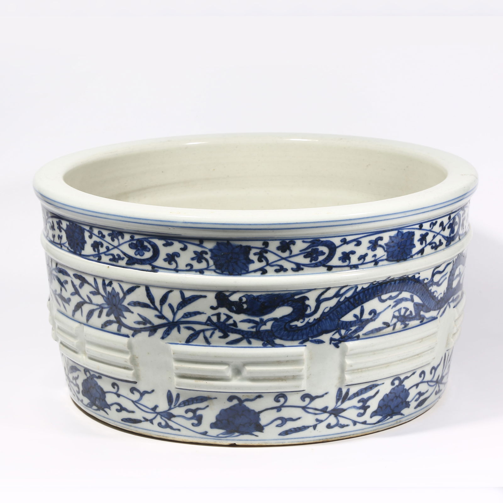 A BLUE AND WHITE ENTWINED DRAGON PATTERN BAGUA RITUAL JAR: Blue and white entwined dragon pattern bagua ritual jar