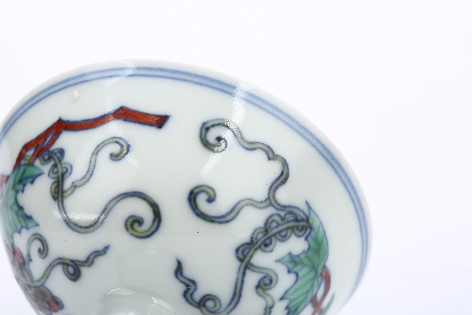 A DOUCAI GRAPE PATTERN STEM CUP - 8