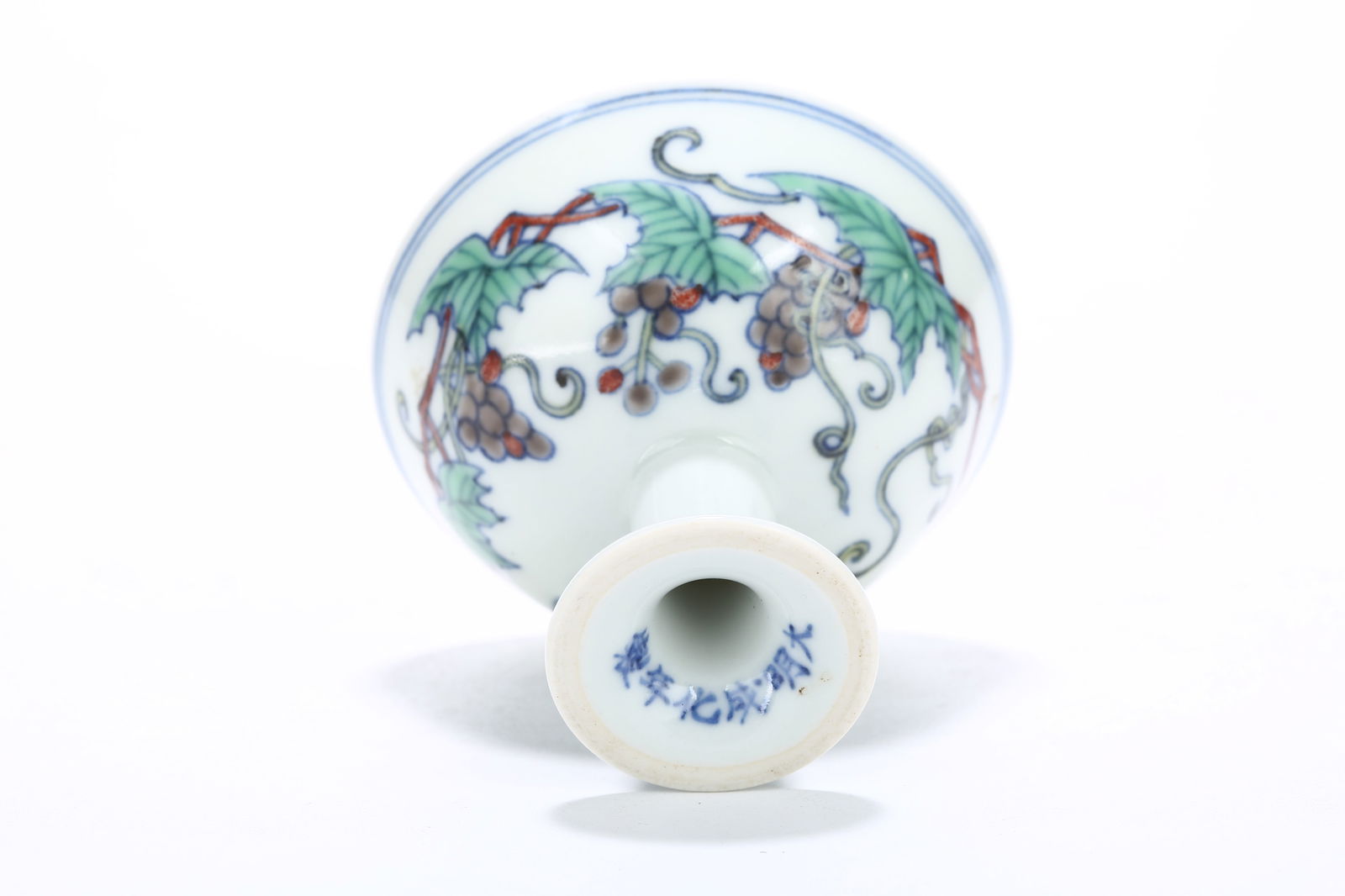 A DOUCAI GRAPE PATTERN STEM CUP - 9
