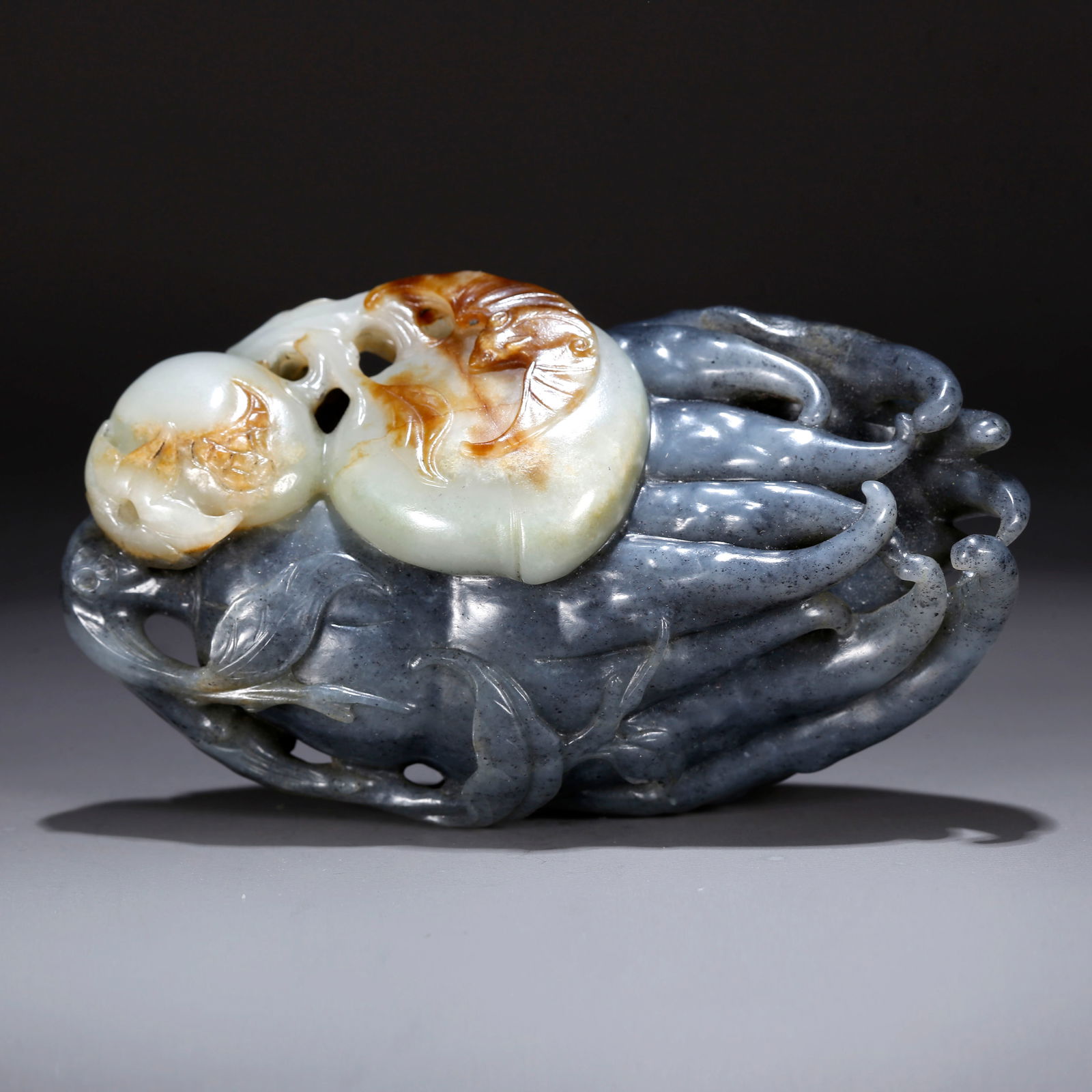 A HETIAN JADE ORNAMENT SKILLFULLY CARVED WITH BUDDHA'S HAND CITRON (1 of 10)