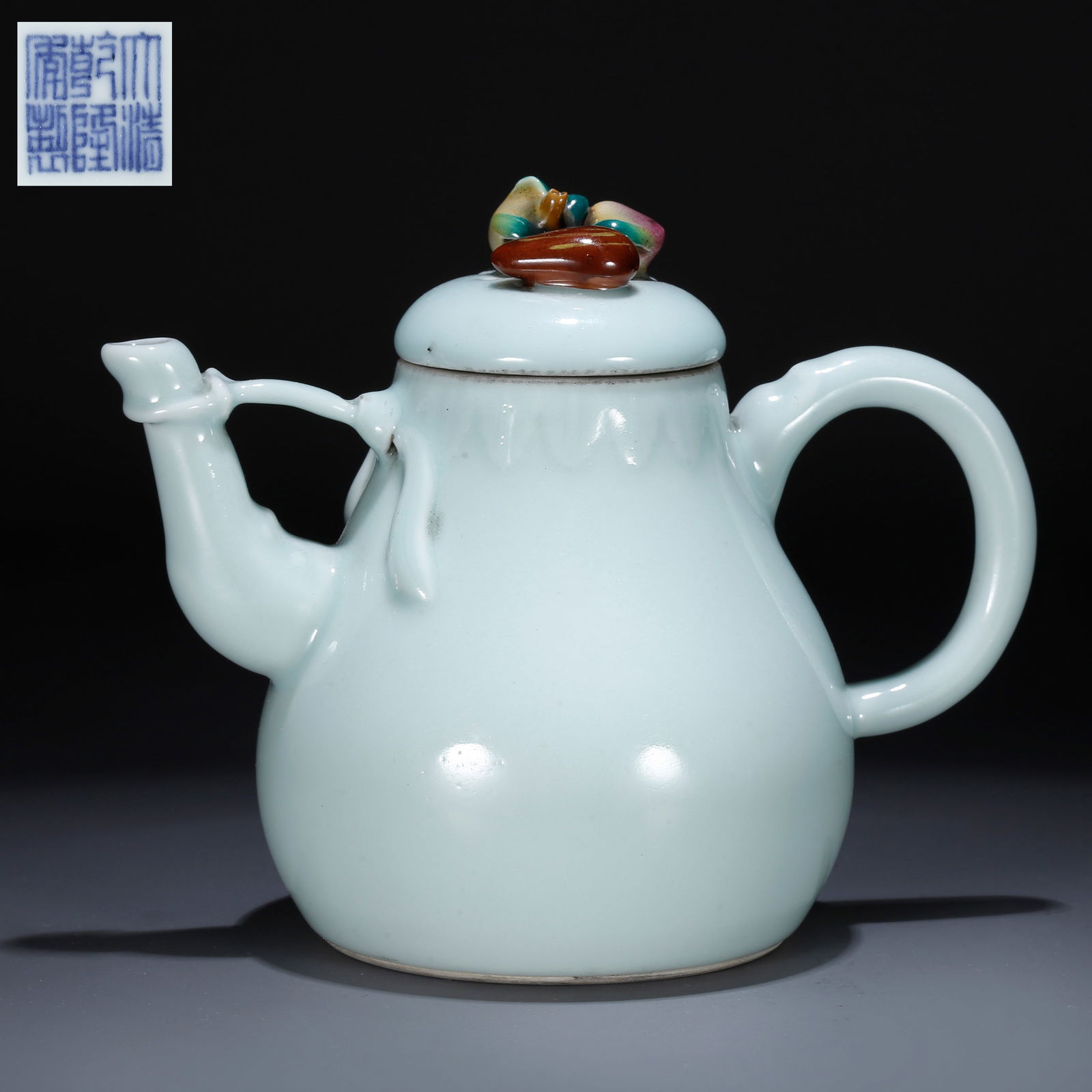 A FAMILLE ROSE EWER WITH LONGEVITY PEACH-SHAPED KNOP (1 of 9)