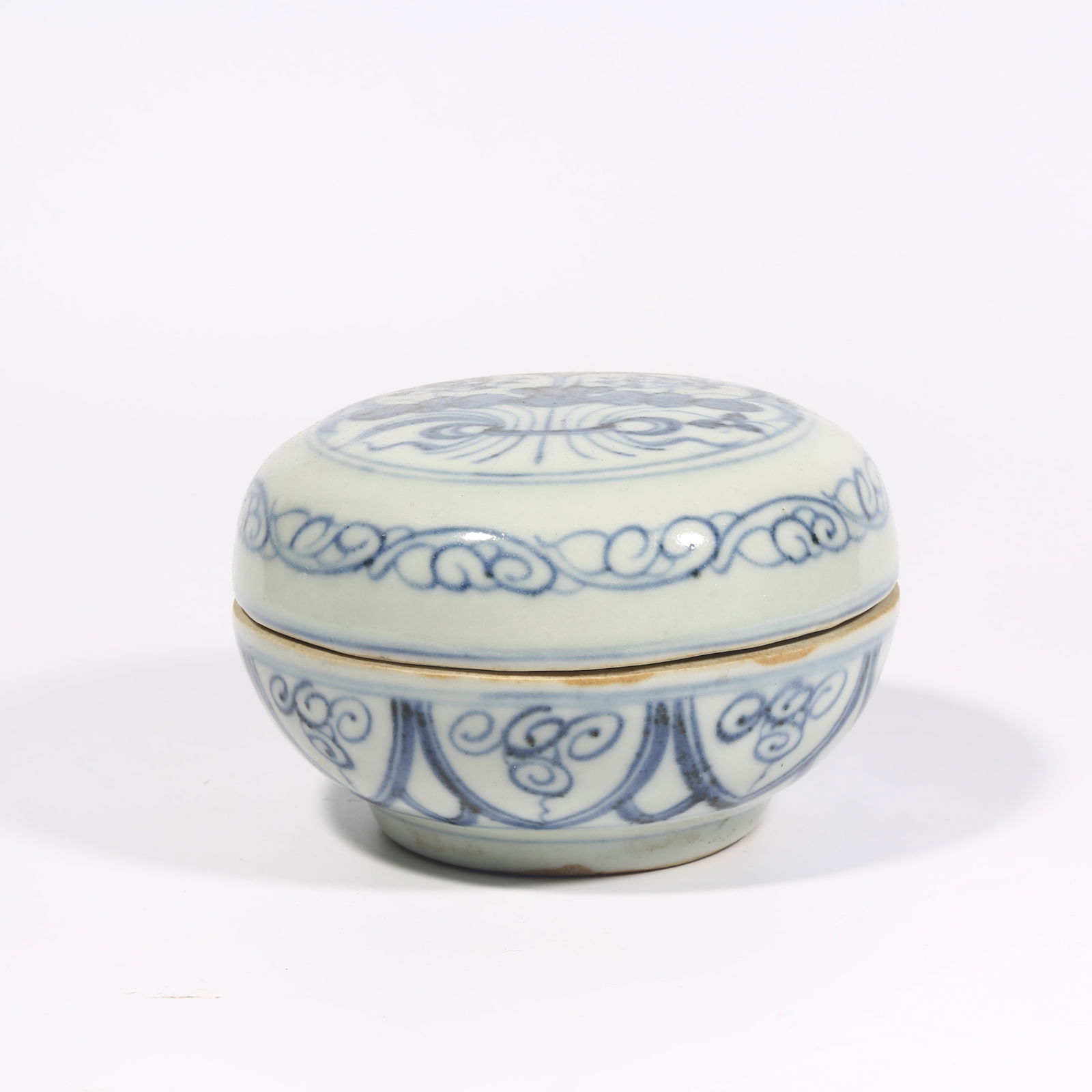 A BLUE AND WHITE SINGLE LOTUS PATTERN COVERED BOX (1 of 9)
