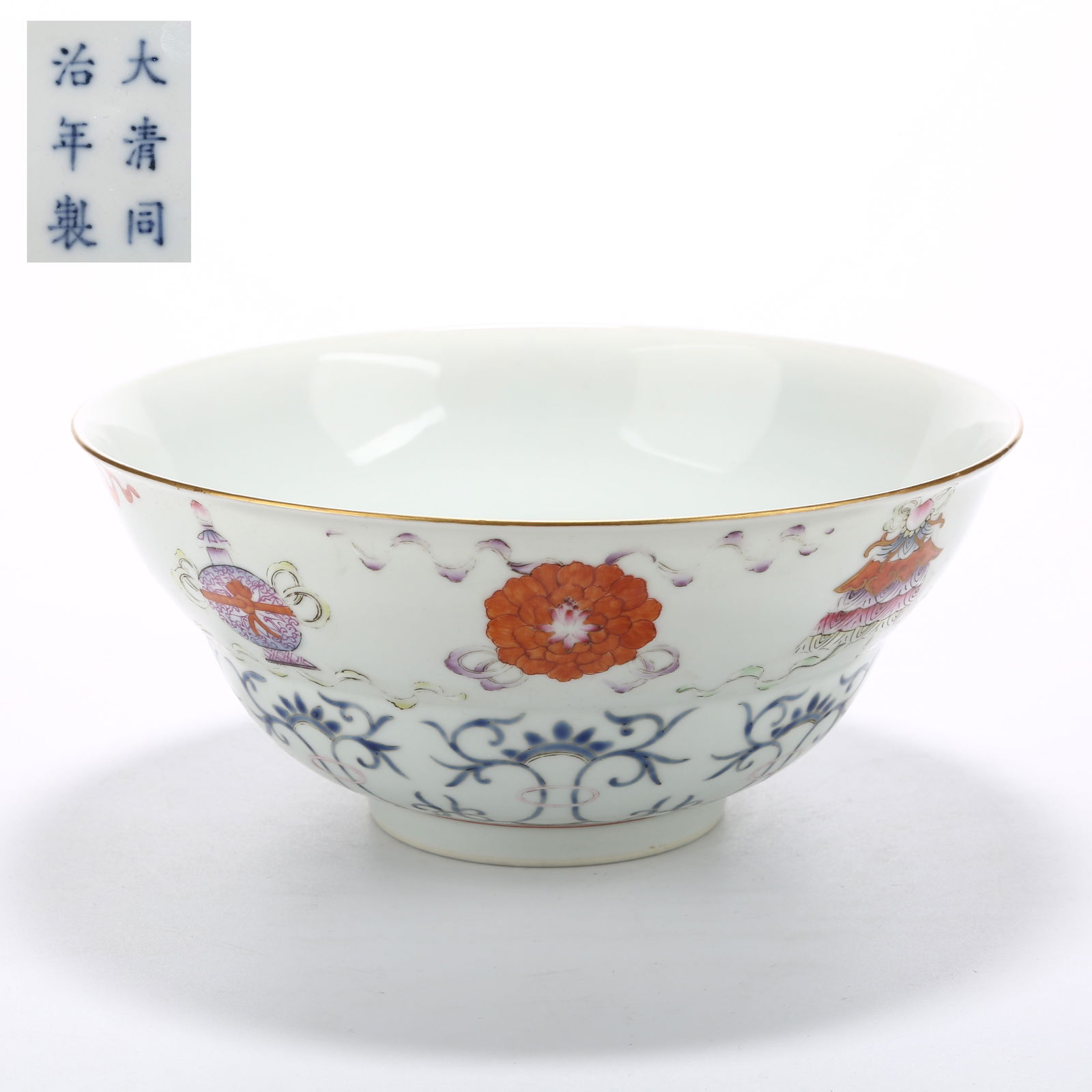 A FAMILLE ROSE LARGE WAIST-EDGED BOWL WITH EIGHT AUSPICIOUS SYMBOLS: Famille Rose Large Waist-Edged Bowl with Eight Auspicious Symbols