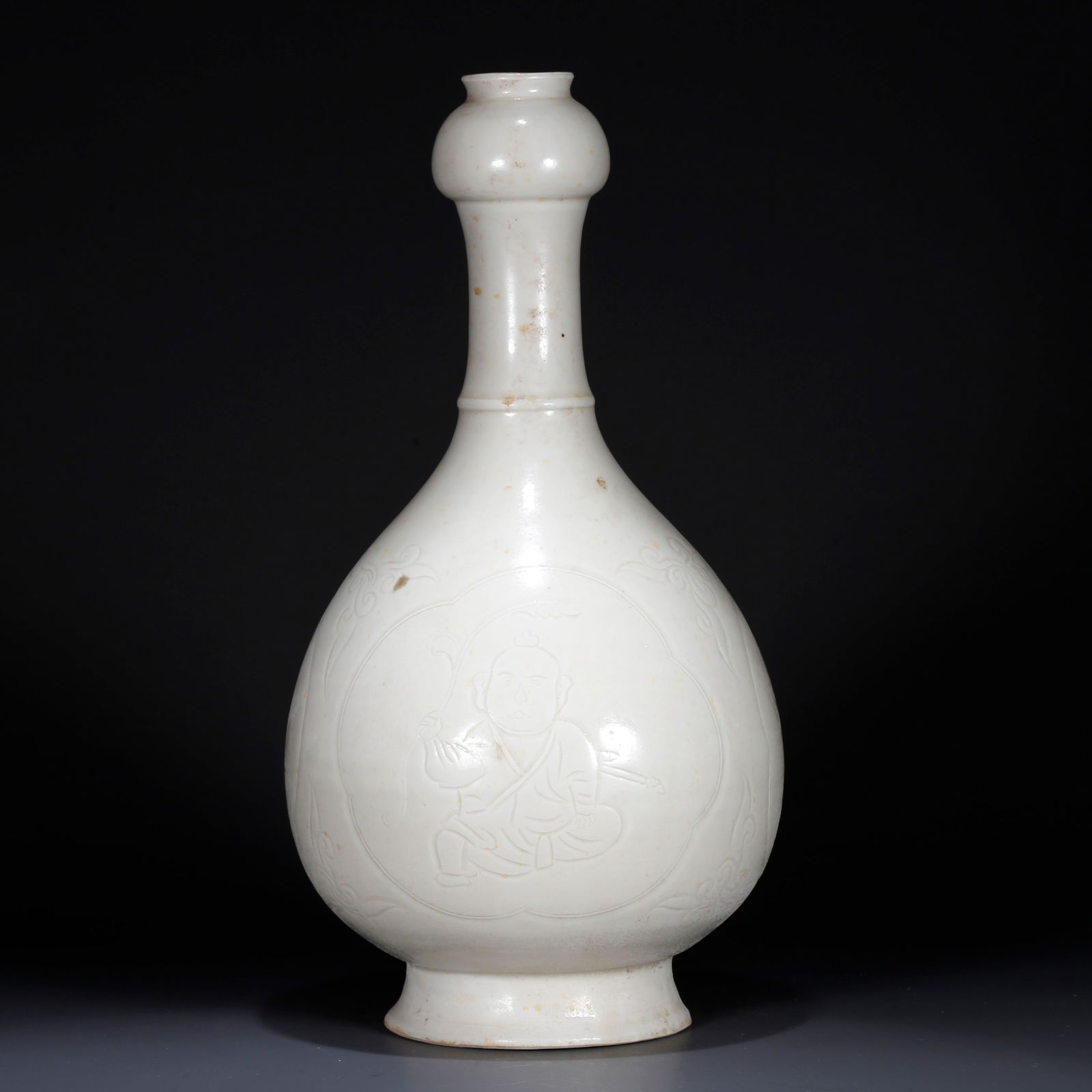 A DING KILN GARLIC-HEAD VASE (1 of 9)