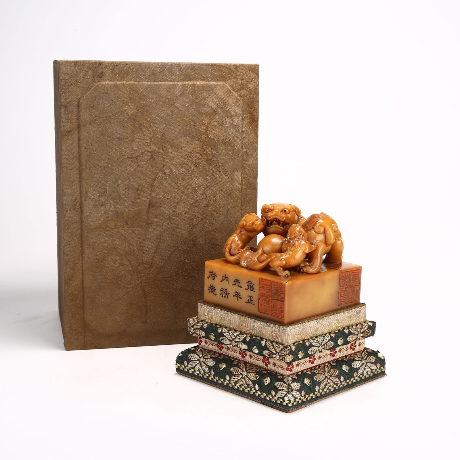 A SHOUSHAN STONE SEAL WITH LION FAMILY (GREAT LION AND SMALL LION) KNOB: Shoushan Stone Seal with Lion Family (Great Lion and Small Lion) Knob