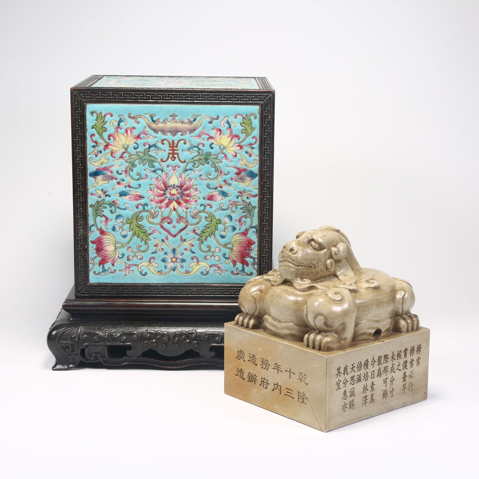 A SHOUSHAN STONE LARGE SEAL WITH MYTHICAL BEAST-SHAPED KNOB AND ZITAN BOX (1 of 8)
