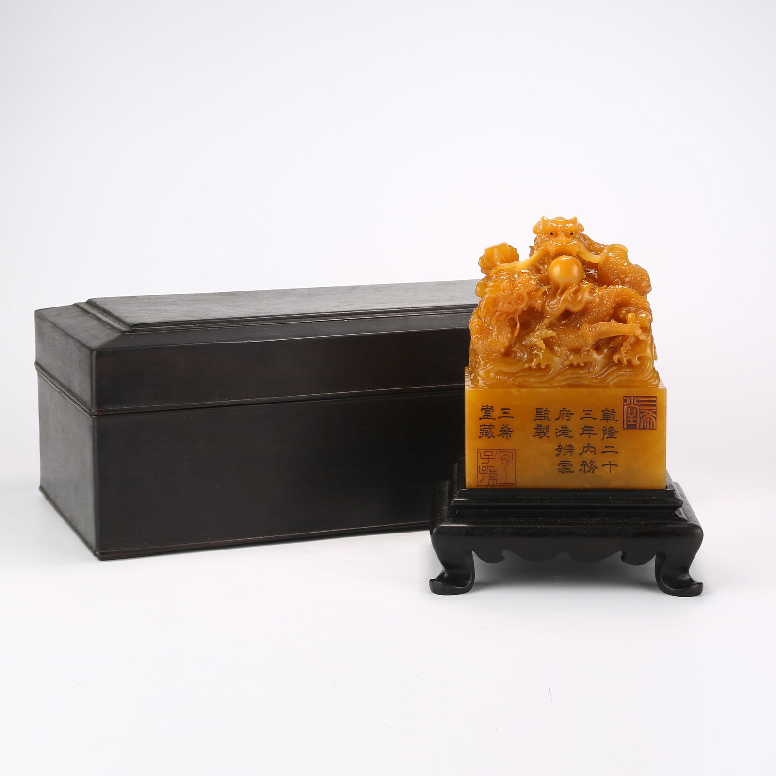 A SHOUSHAN TIANHUANG STONE SEAL WITH "BLUE DRAGON TEACHING ITS SON" KNOB (1 of 9)