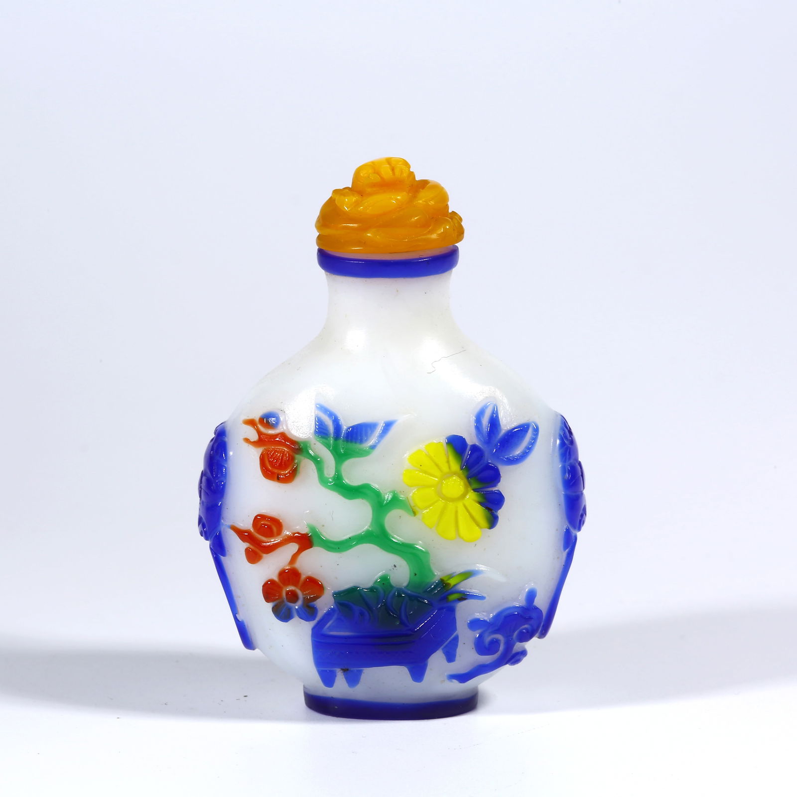 A OVERLAY SNUFF BOTTLE WITH ANTIQUE PATTERN (1 of 9)