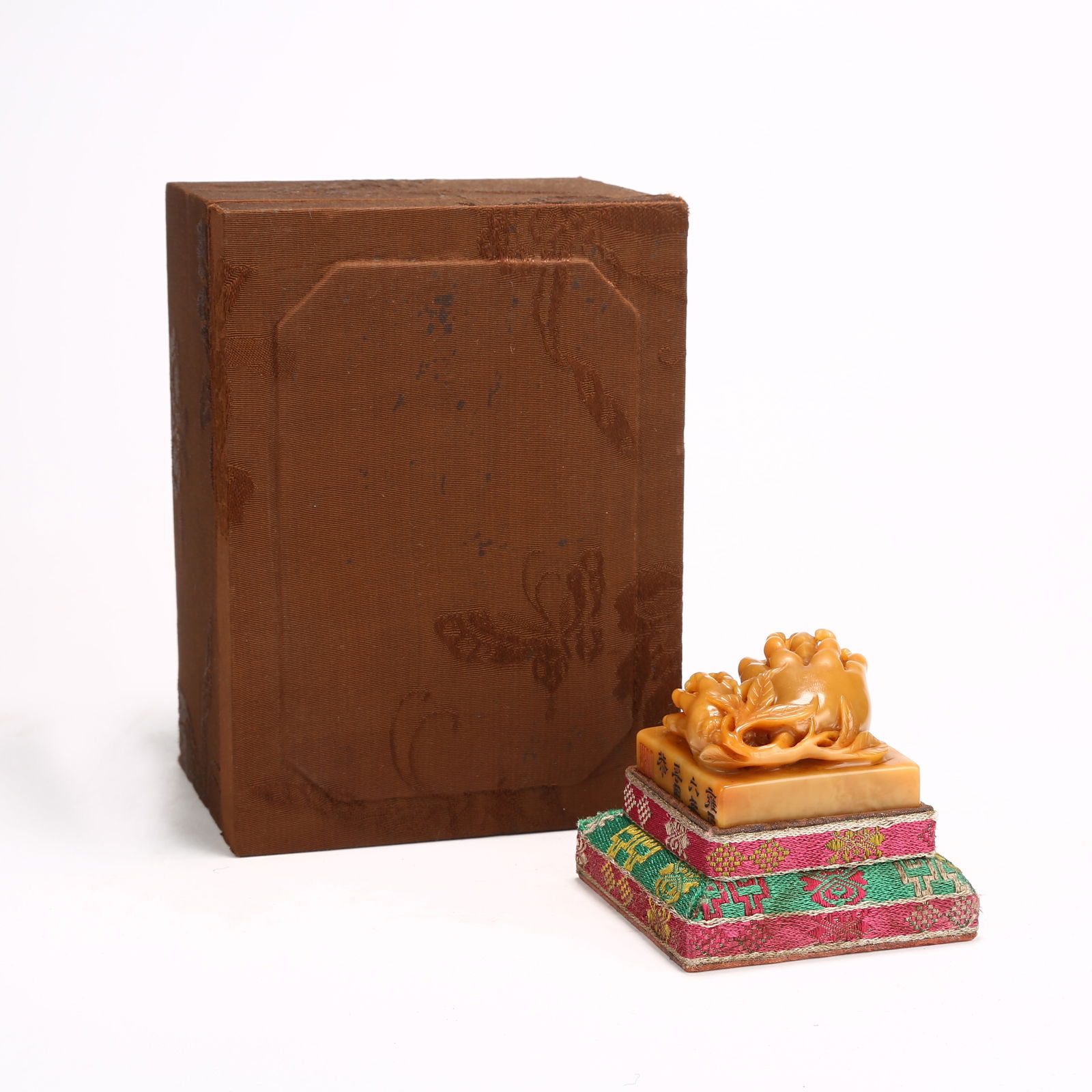 A SHOUSHAN TIANHUANG STONE SEAL WITH BUDDHA’S HAND FRUIT KNOB: Shoushan Tianhuang Stone Seal with Buddha’s Hand Fruit Knob