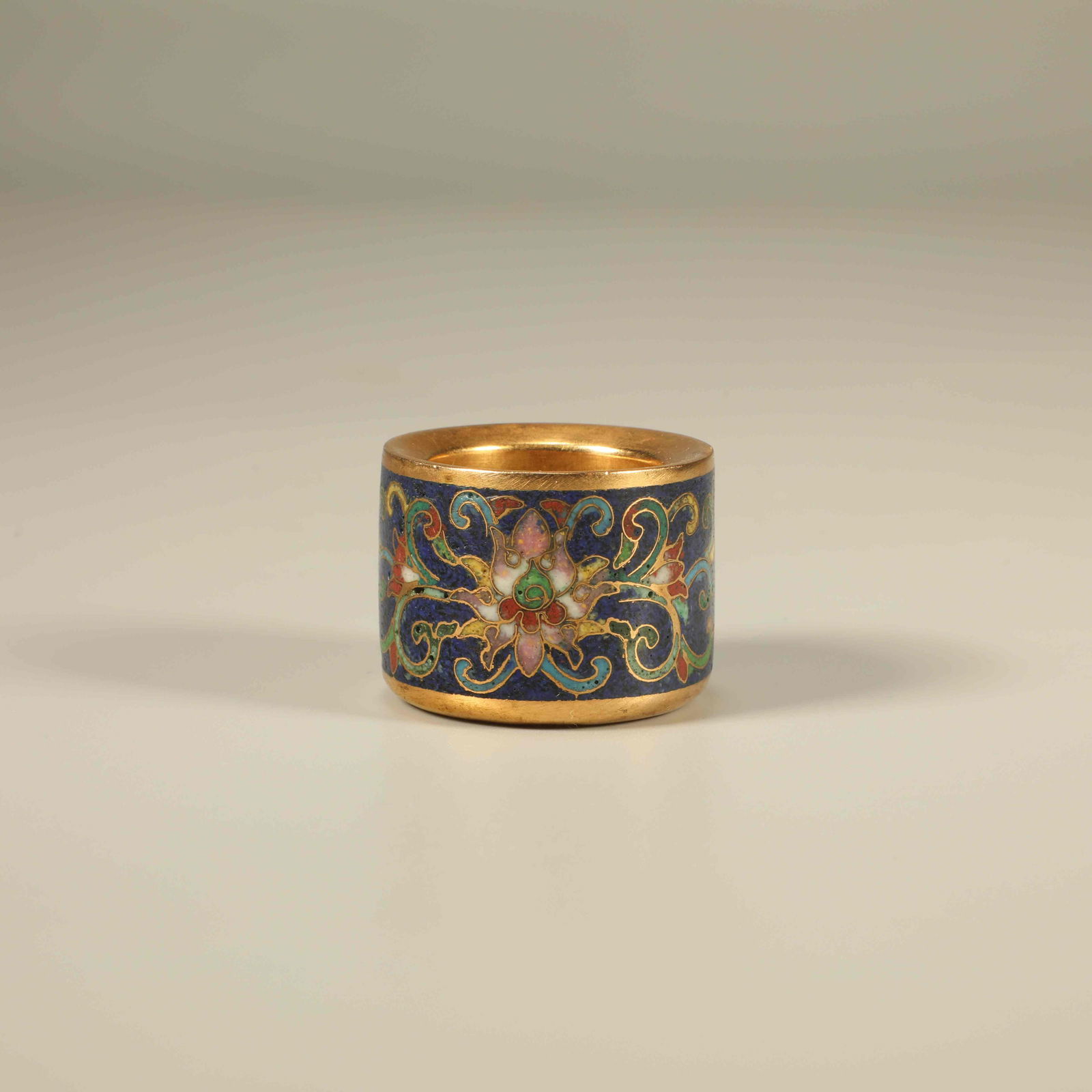 A CLOISONNÉ FLORAL PATTERN RING: Cloisonné Floral Pattern Ring