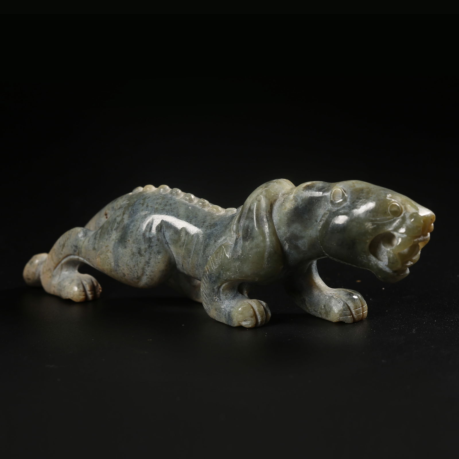 A ARCHAIC JADE LEOPARD-SHAPED PENDANT (1 of 8)