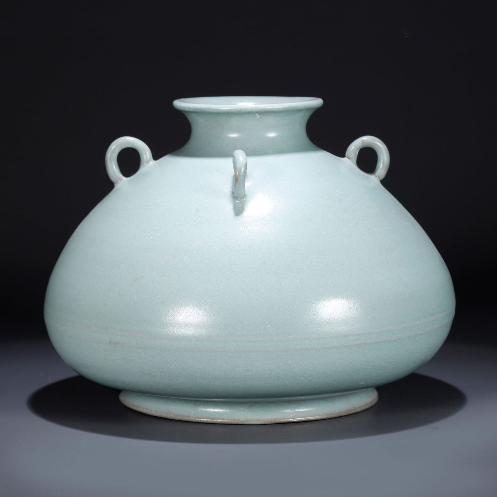 A GUAN KILN JAR (1 of 10)
