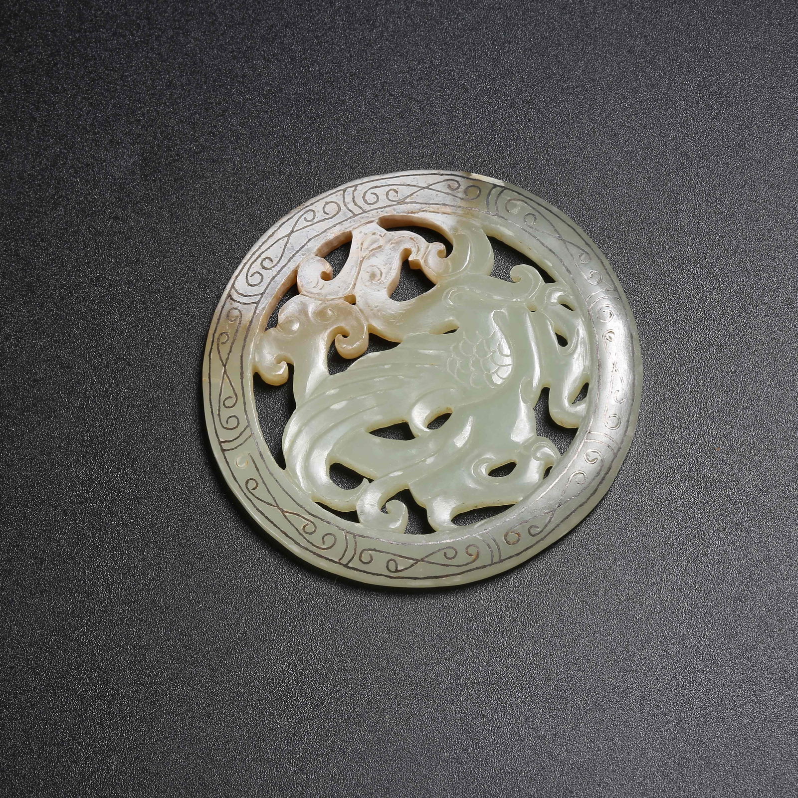 A ARCHAIC JADE DRAGON PENDANT (1 of 8)