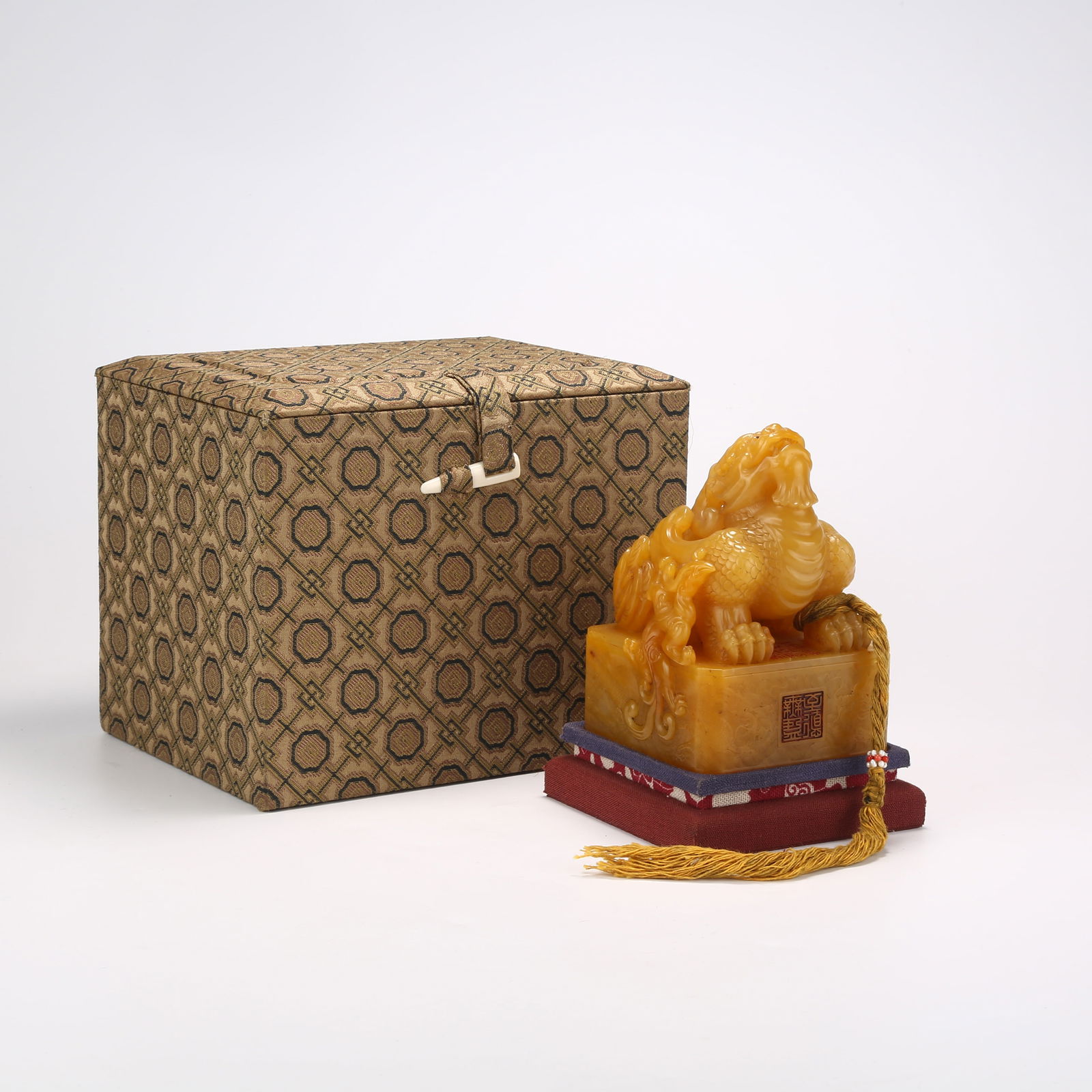 A SHOUSHAN TIANHUANG STONE SEAL WITH SUANNI KNOB: Shoushan Tianhuang Stone Seal with Suanni Knob