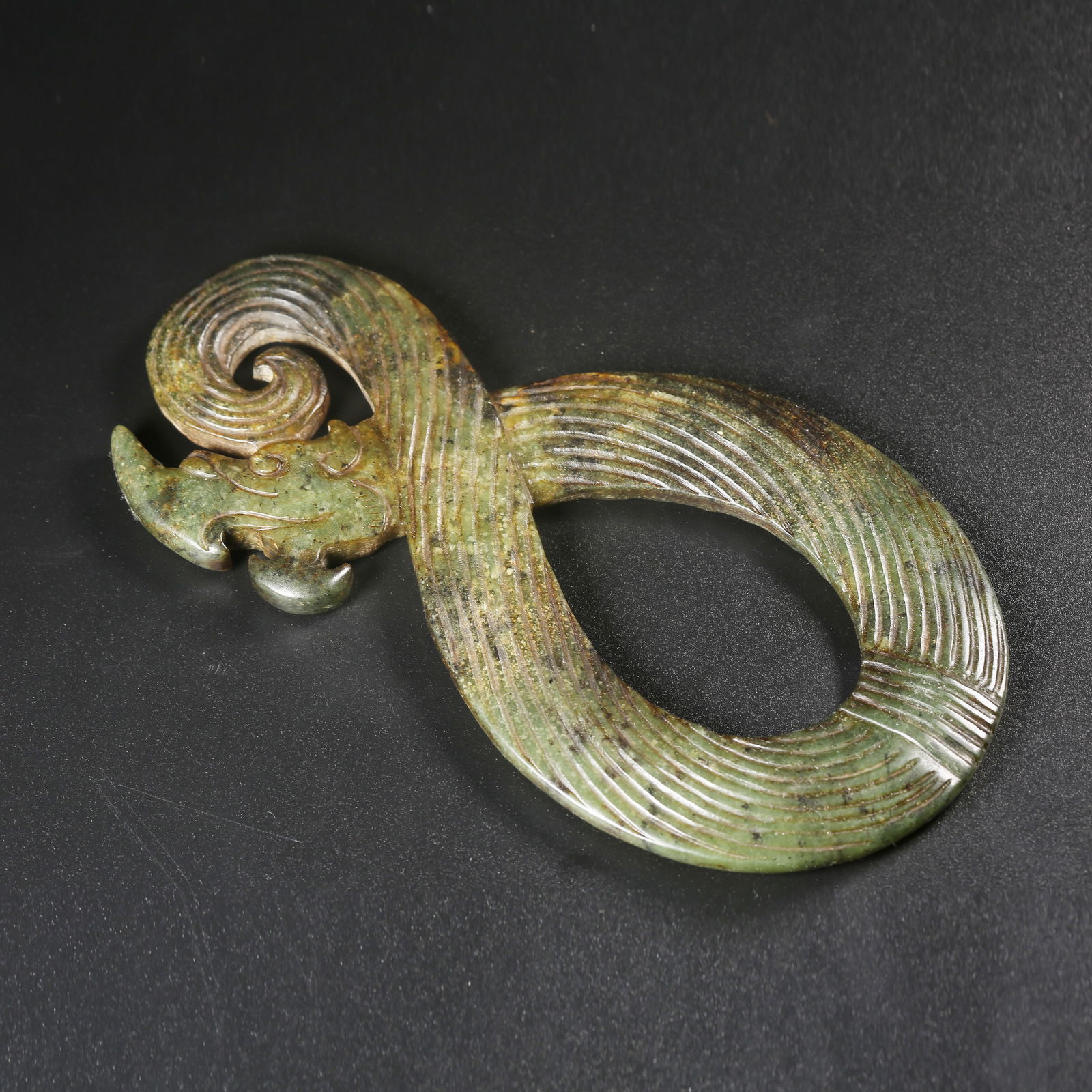 A ARCHAIC JADE DRAGON PENDANT (1 of 9)