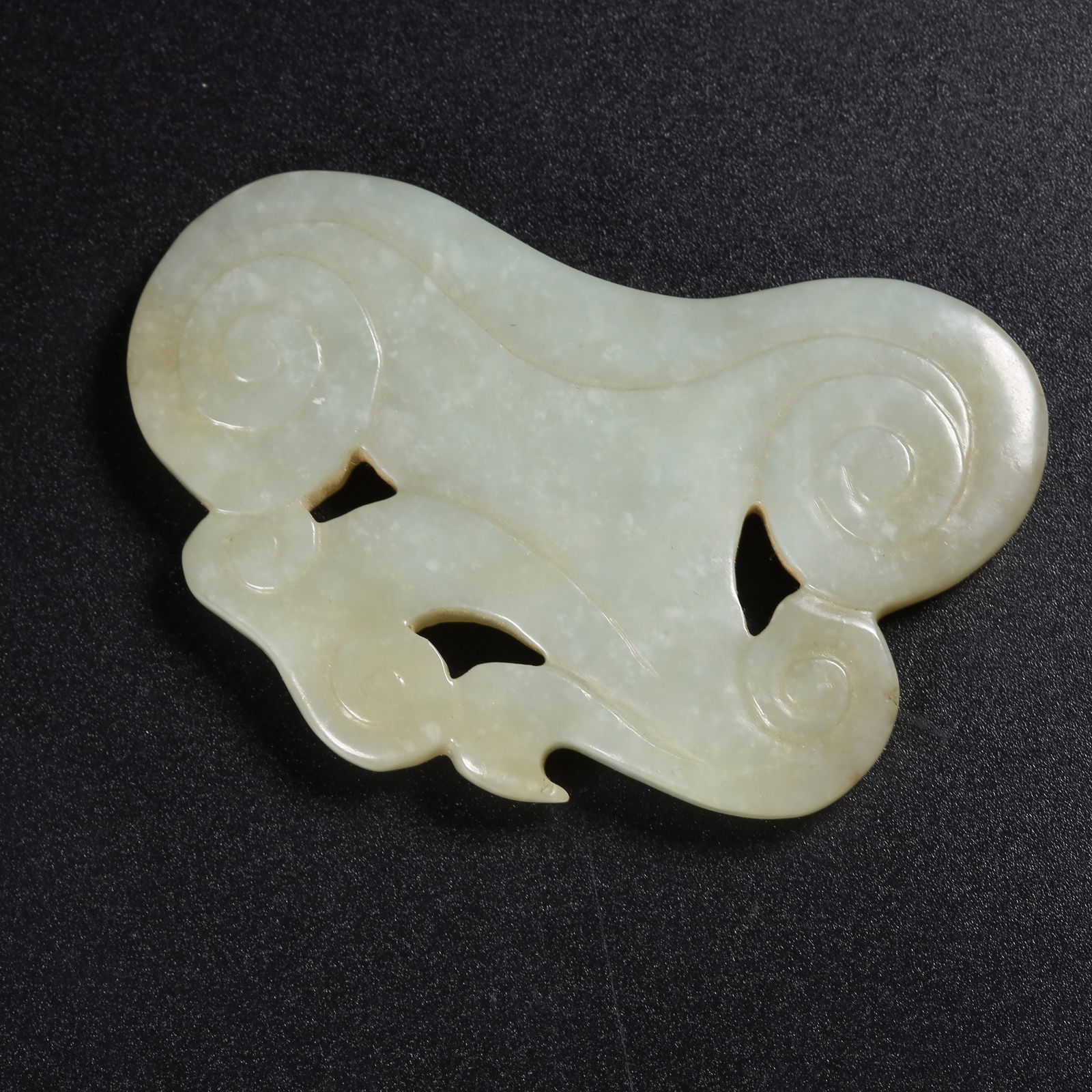 A HETIAN JADE LINGZHI PENDANT (1 of 8)