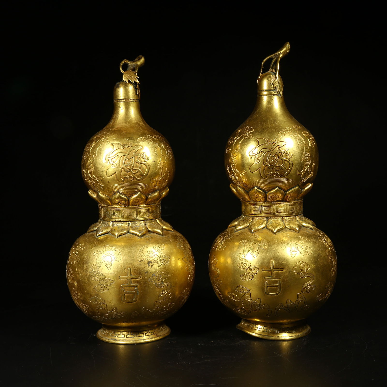 A PAIR OF GILT-BRONZE GOURD VASES WITH AUSPICIOUS RUYI DESIGN (1 of 8)