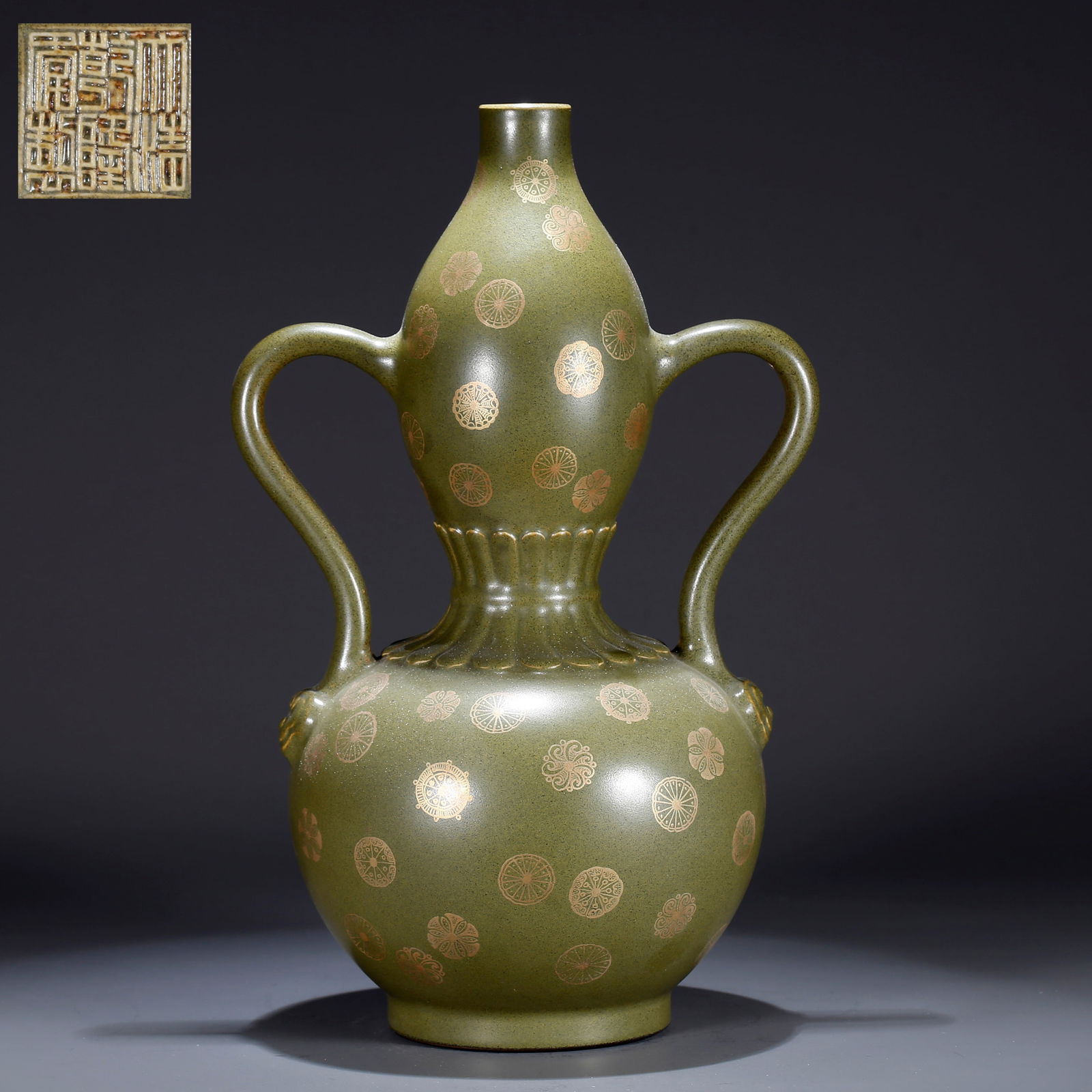 A LONGQUAN KILN GOURD VASE WITH "EMBROIDERED BALL" DESIGN (1 of 10)