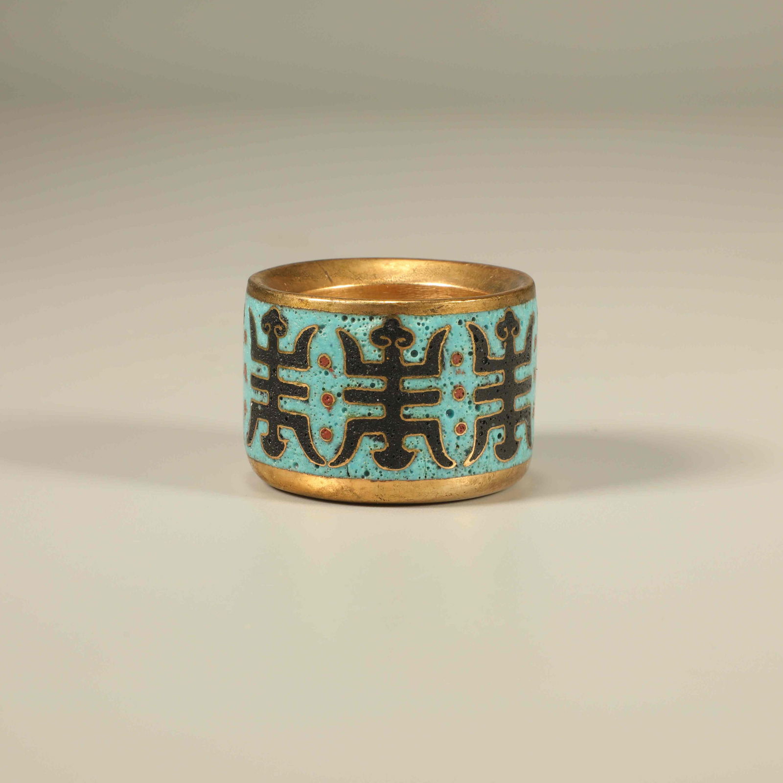 A CLOISONNÉ LONGEVITY CHILD PATTERN RING: Cloisonné Longevity Child Pattern Ring