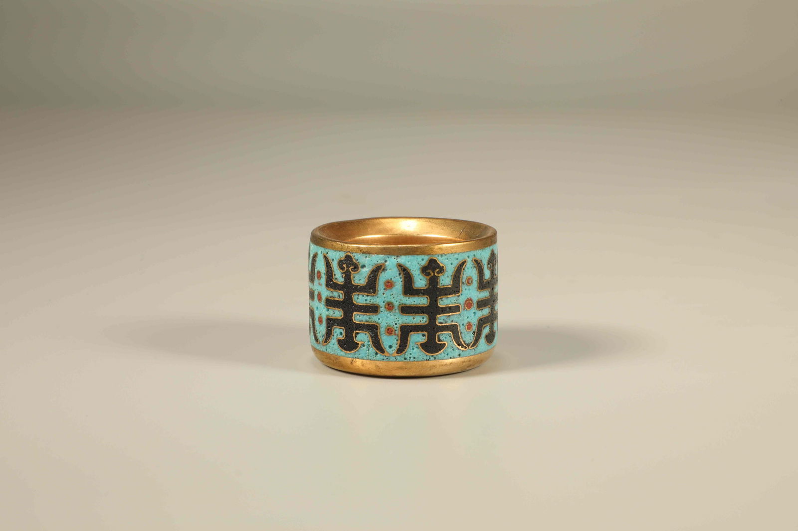 A CLOISONNÉ LONGEVITY CHILD PATTERN RING - 2