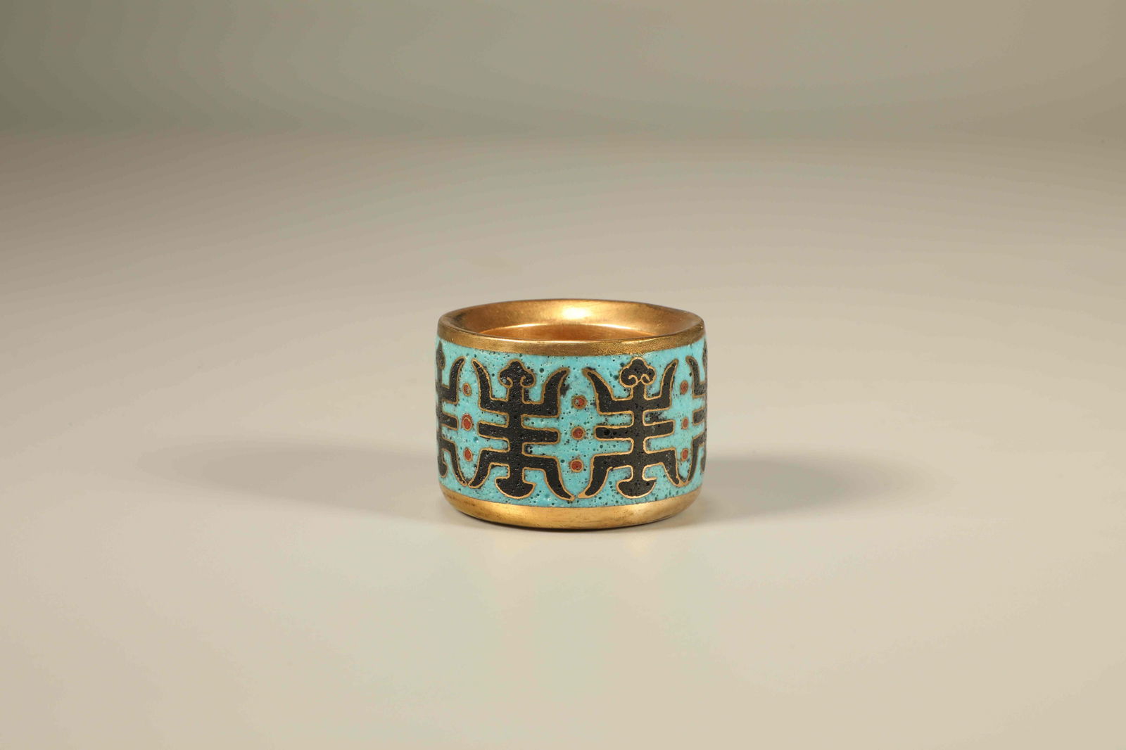 A CLOISONNÉ LONGEVITY CHILD PATTERN RING - 3