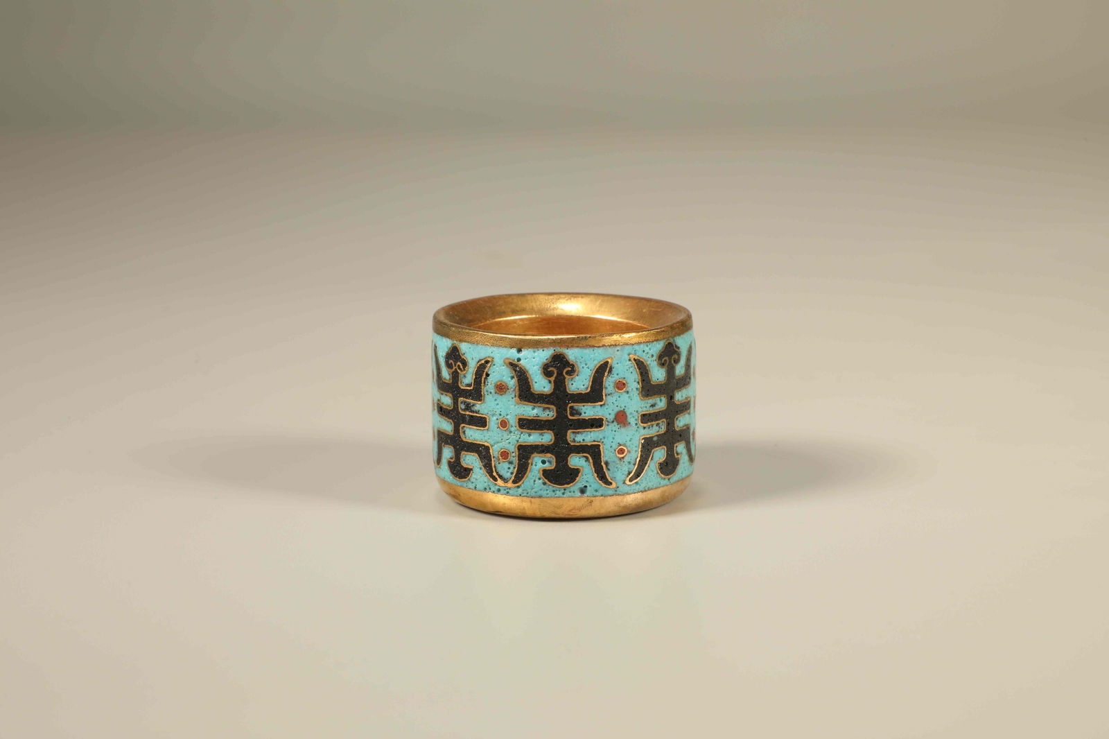 A CLOISONNÉ LONGEVITY CHILD PATTERN RING - 4