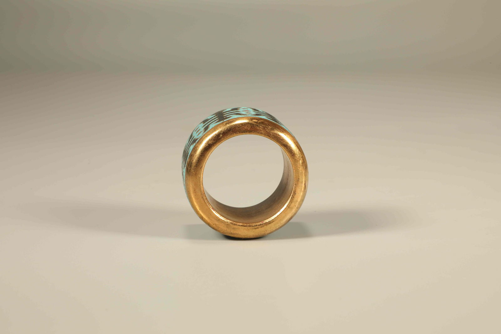 A CLOISONNÉ LONGEVITY CHILD PATTERN RING - 6