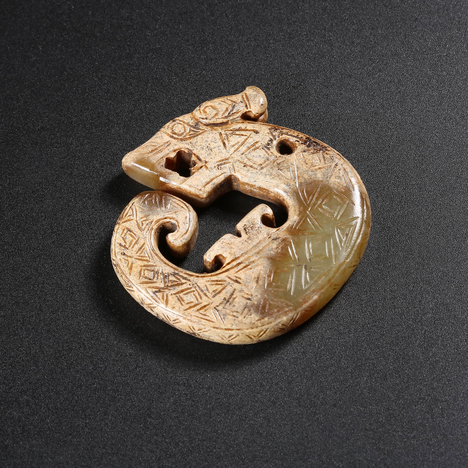 A ANCIENT JADE DRAGON PENDANT (1 of 9)