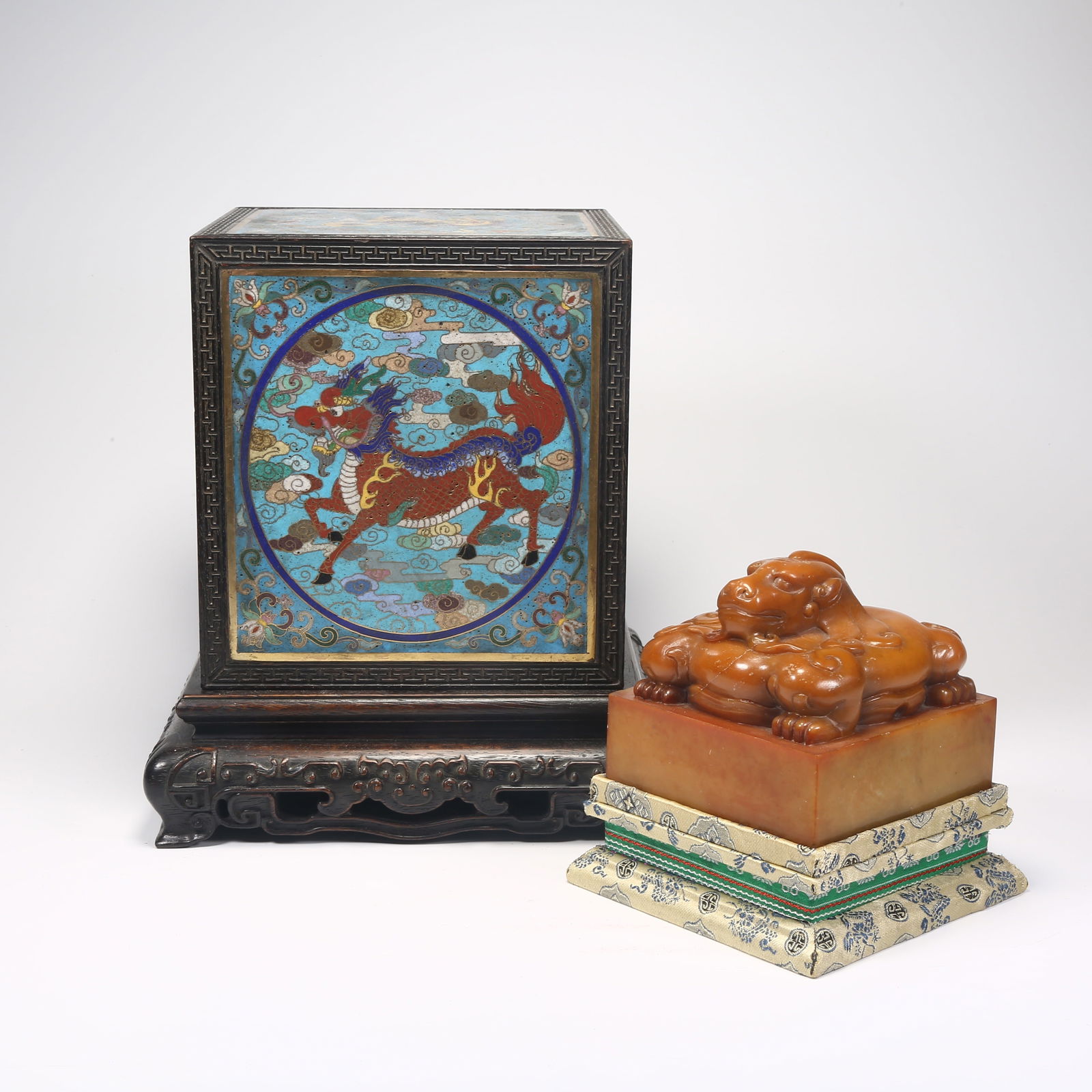 A SHOUSHAN STONE LARGE SEAL WITH MYTHICAL BEAST-SHAPED KNOB AND ZITAN BOX (1 of 8)