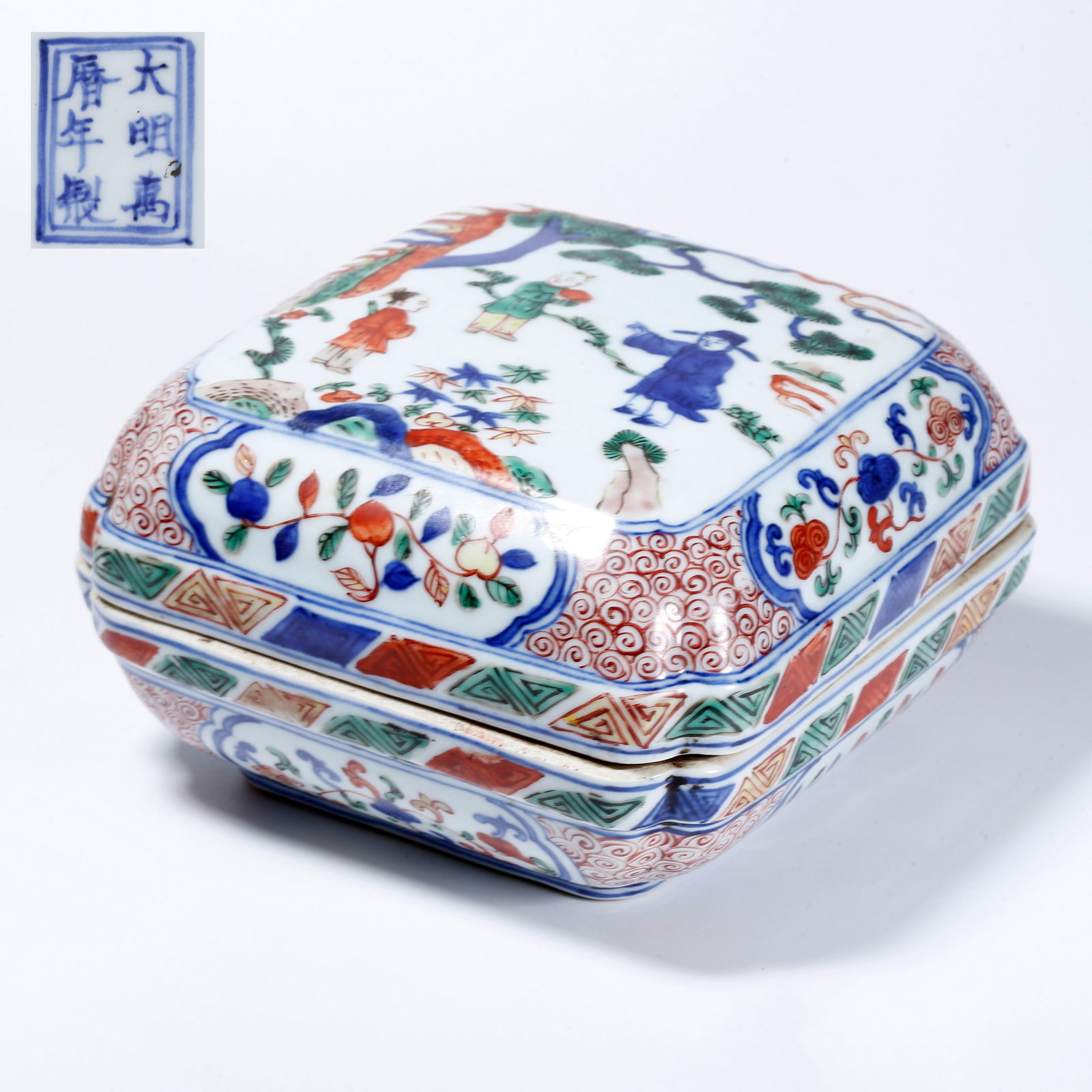 A BLUE-AND-WHITE AND UNDERGLAZE RED LIDDED BOX WITH FIGURE STORY MOTIF (1 of 9)