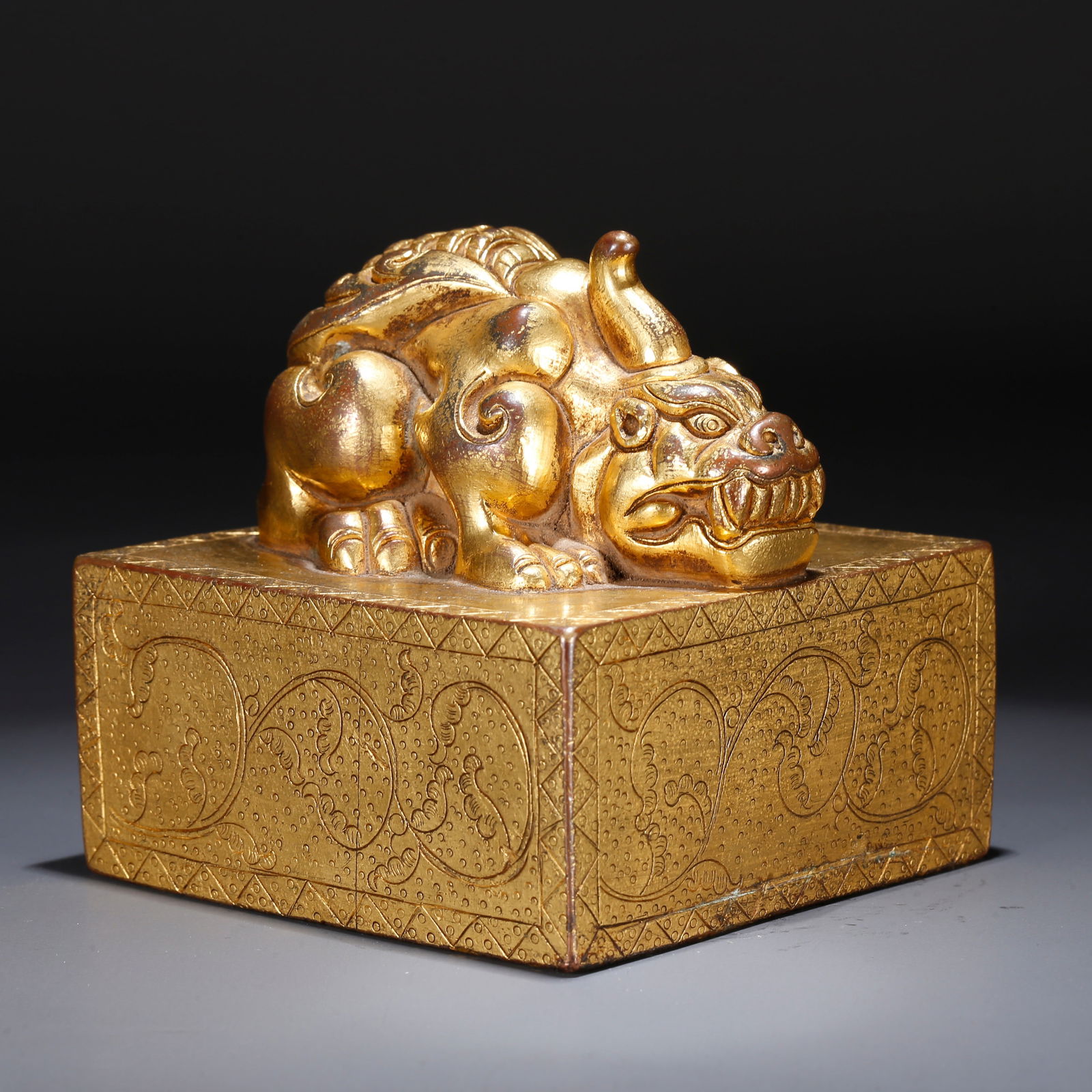 A GILT BRONZE SEAL WITH AUSPICIOUS BEAST KNOB (1 of 9)