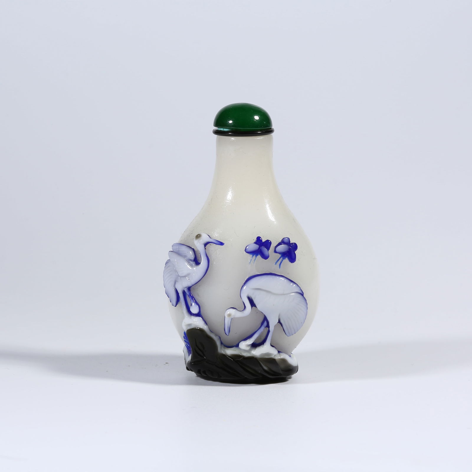 A OVERLAY SNUFF BOTTLE WITH CRANE PATTERN (1 of 8)