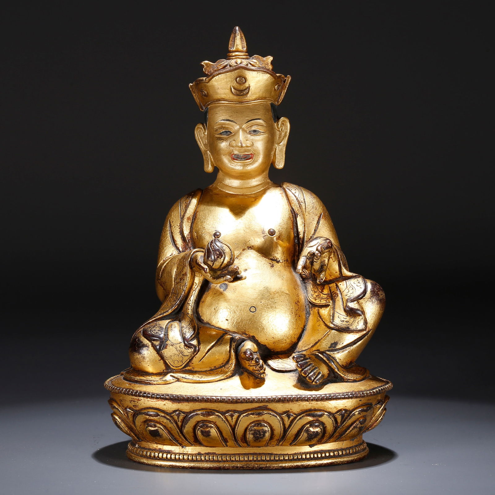 A GILT BRONZE STATUE OF A BUDDHA (1 of 9)