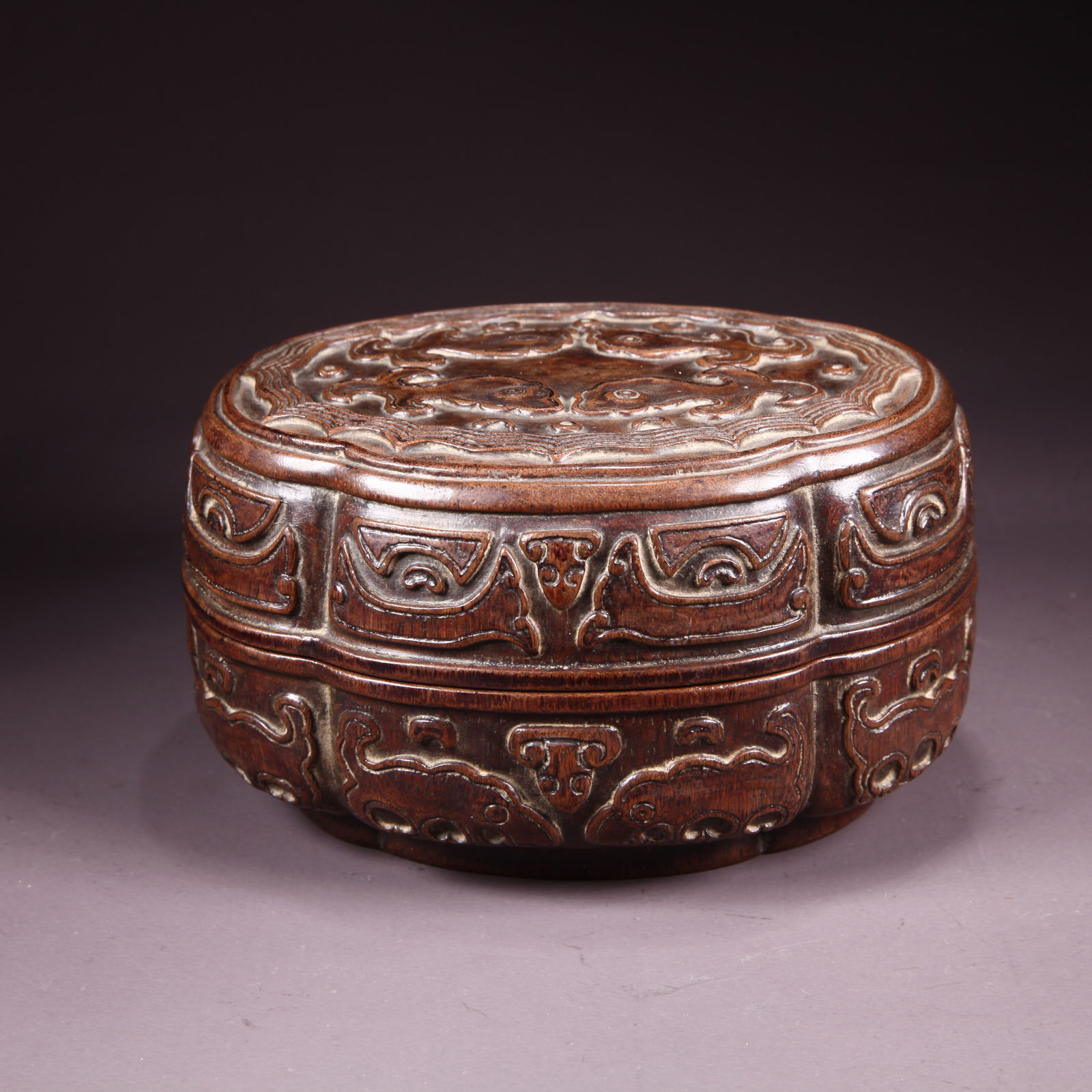 A AGARWOOD BEGONIA-SHAPED COVERED BOX WITH BEAST FACE PATTERN: Agarwood Begonia-Shaped Covered Box with Beast Face Pattern