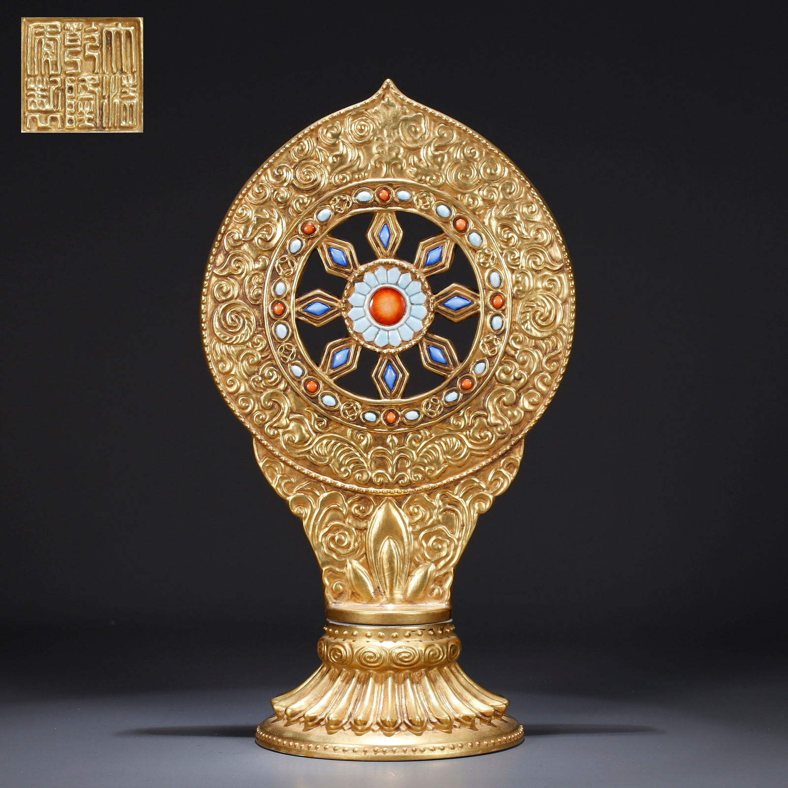 A FAMILLE ROSE HAIR BUN ORNAMENT WITH GOLD DECORATION: Famille rose hair bun ornament with gold decoration