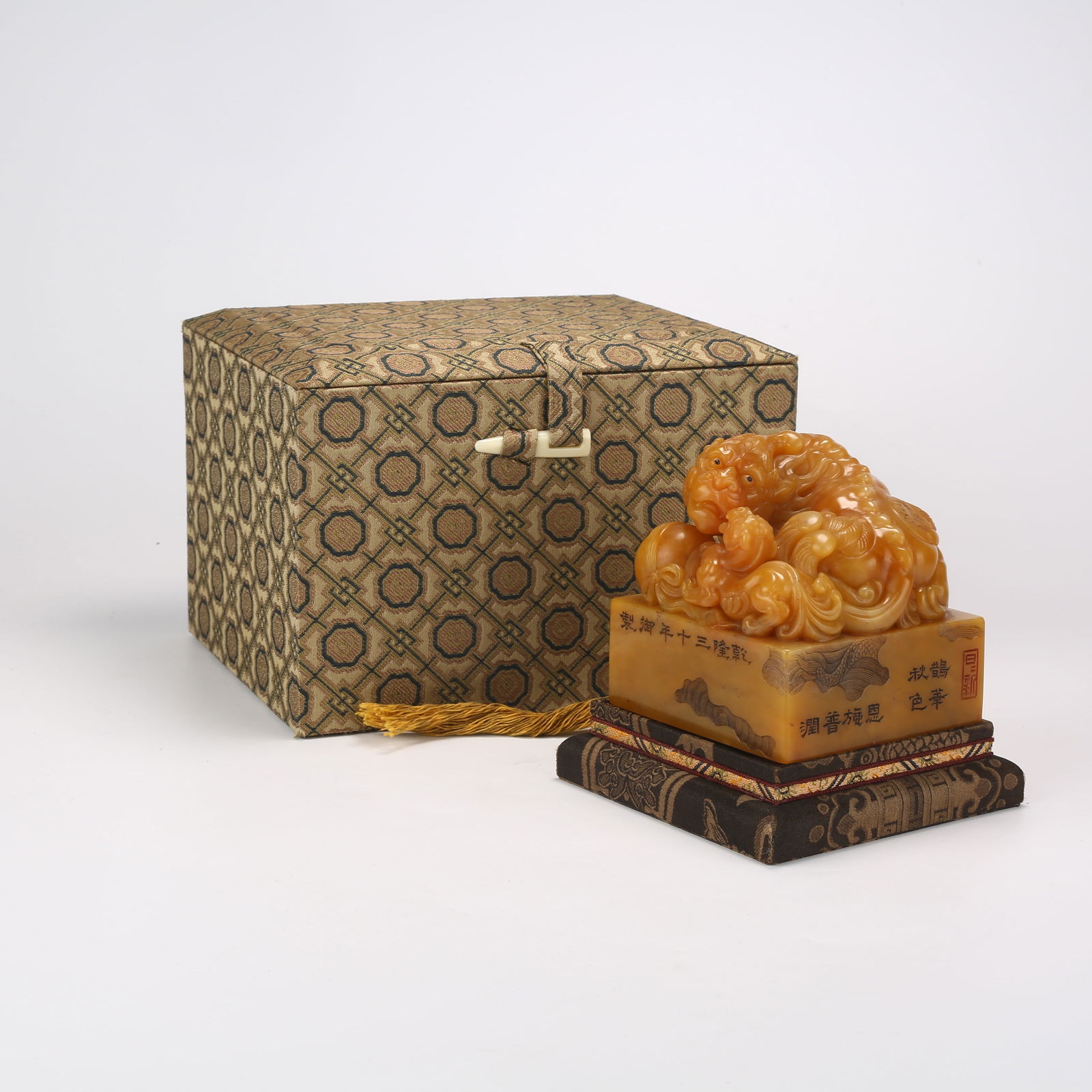 A SHOUSHAN TIANHUANG STONE SEAL WITH "MEETING OF WIND AND CLOUD" KNOB: Shoushan Tianhuang Stone Seal with "Meeting of Wind and Cloud" Knob