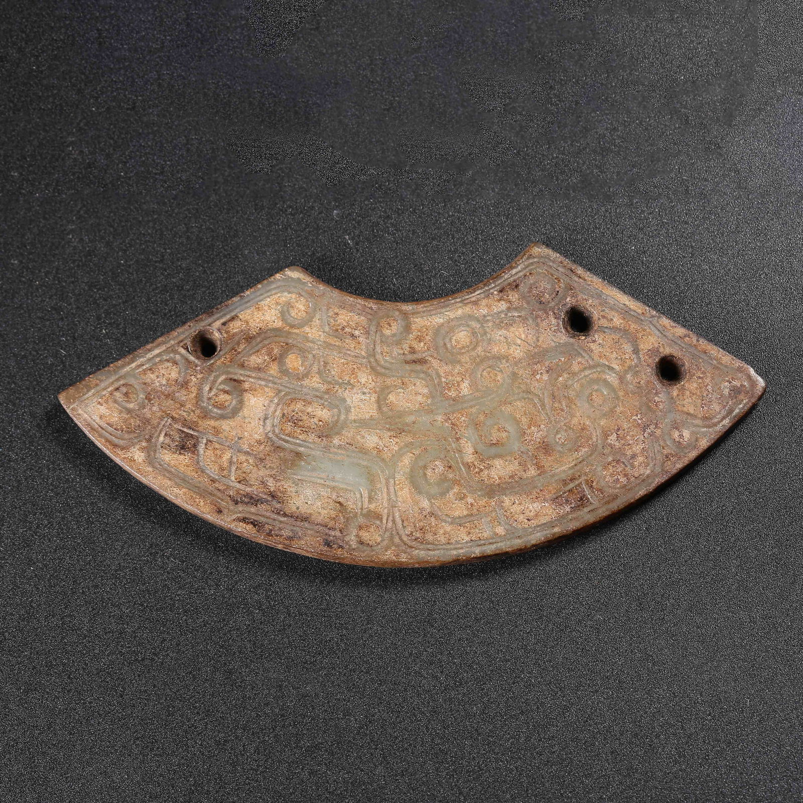 A ANCIENT JADE HUANG ORNAMENT (1 of 9)