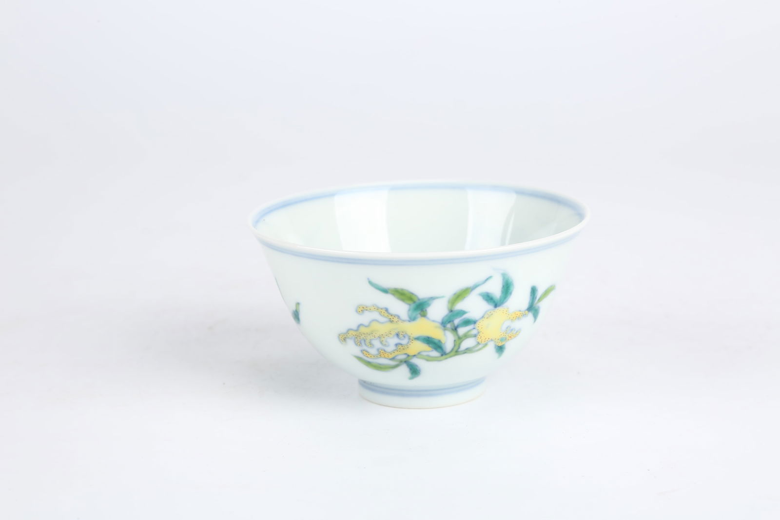 A DOUCAI "THREE ABUNDANCES" PATTERNED CUP - 2