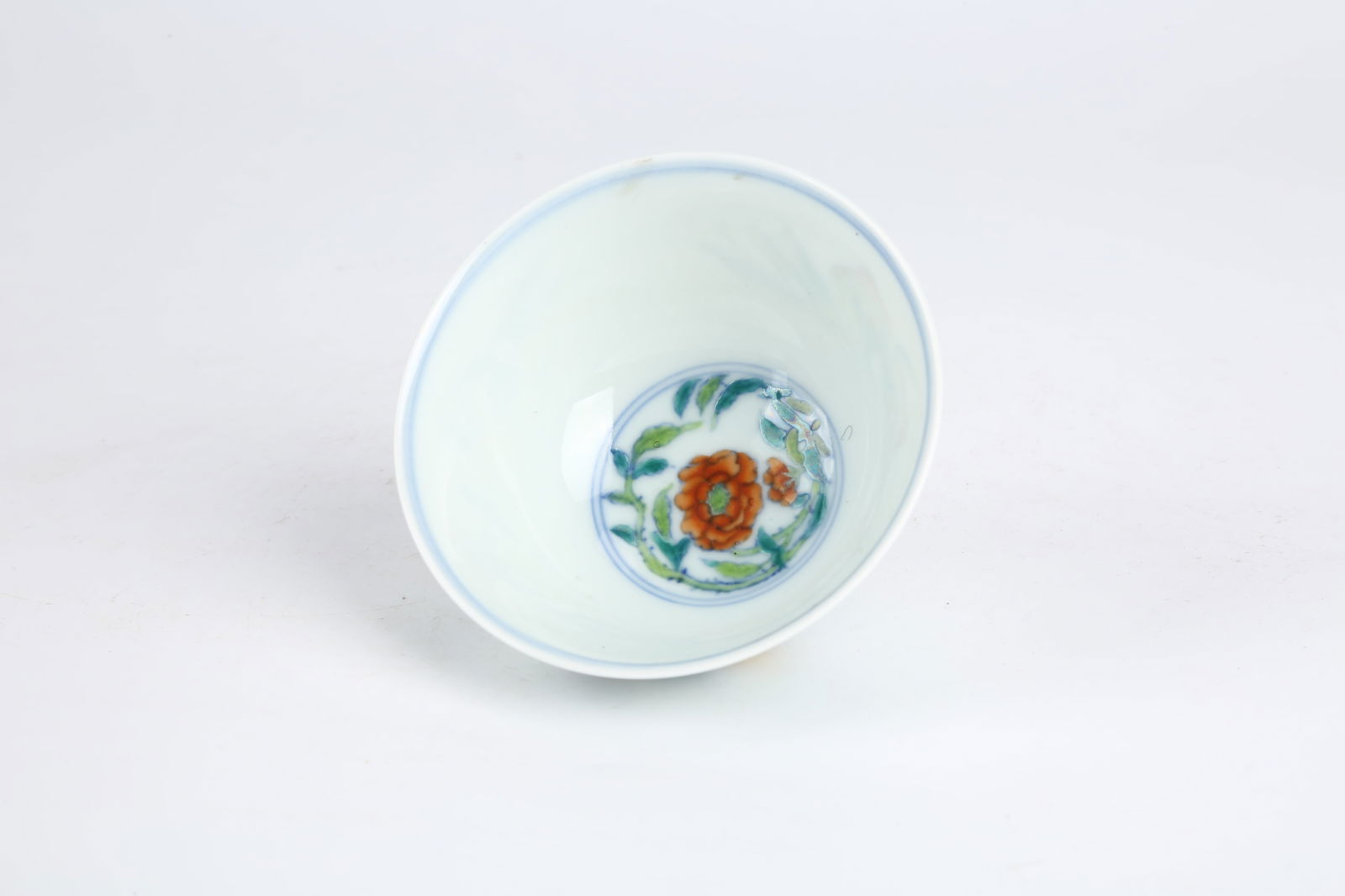 A DOUCAI "THREE ABUNDANCES" PATTERNED CUP - 7