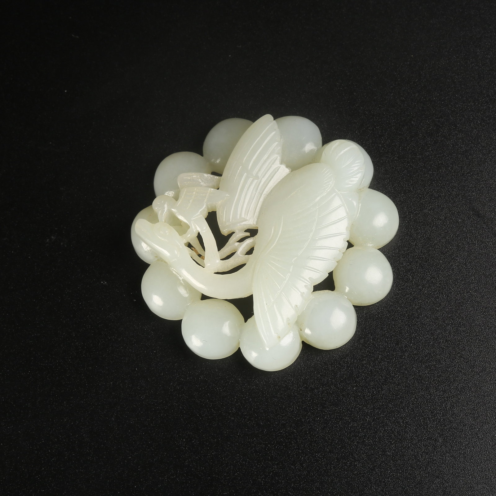 A HETIAN JADE NORTHERN GANNET PECKING WILD GOOSE PENDANT: Hetian Jade Northern Gannet Pecking Wild Goose Pendant