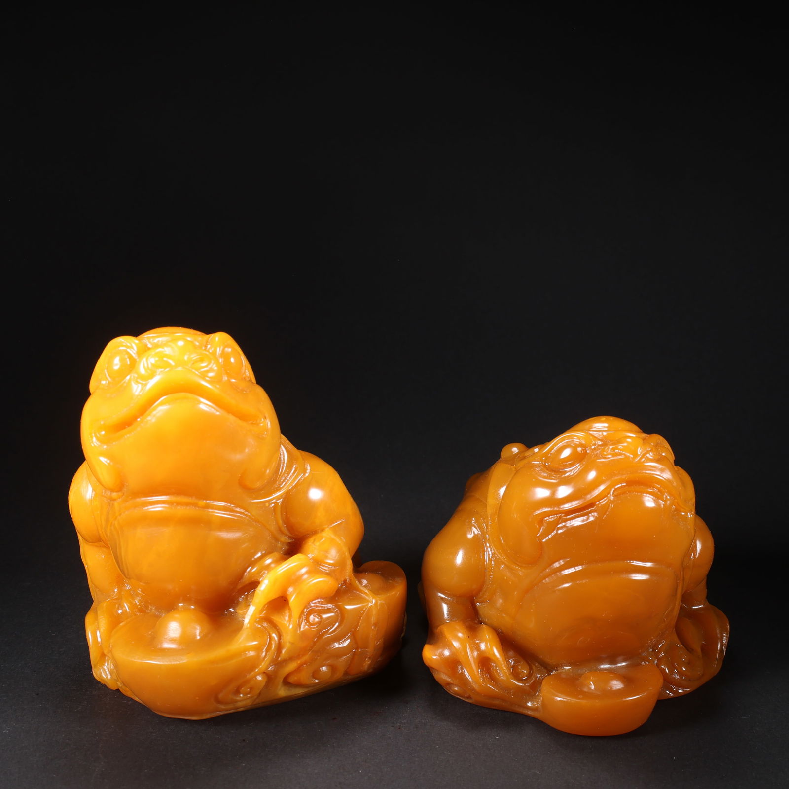 A PAIR OF TIANHUANG STONE GOLDEN TOAD SEALS: Pair of Tianhuang Stone Golden Toad Seals
