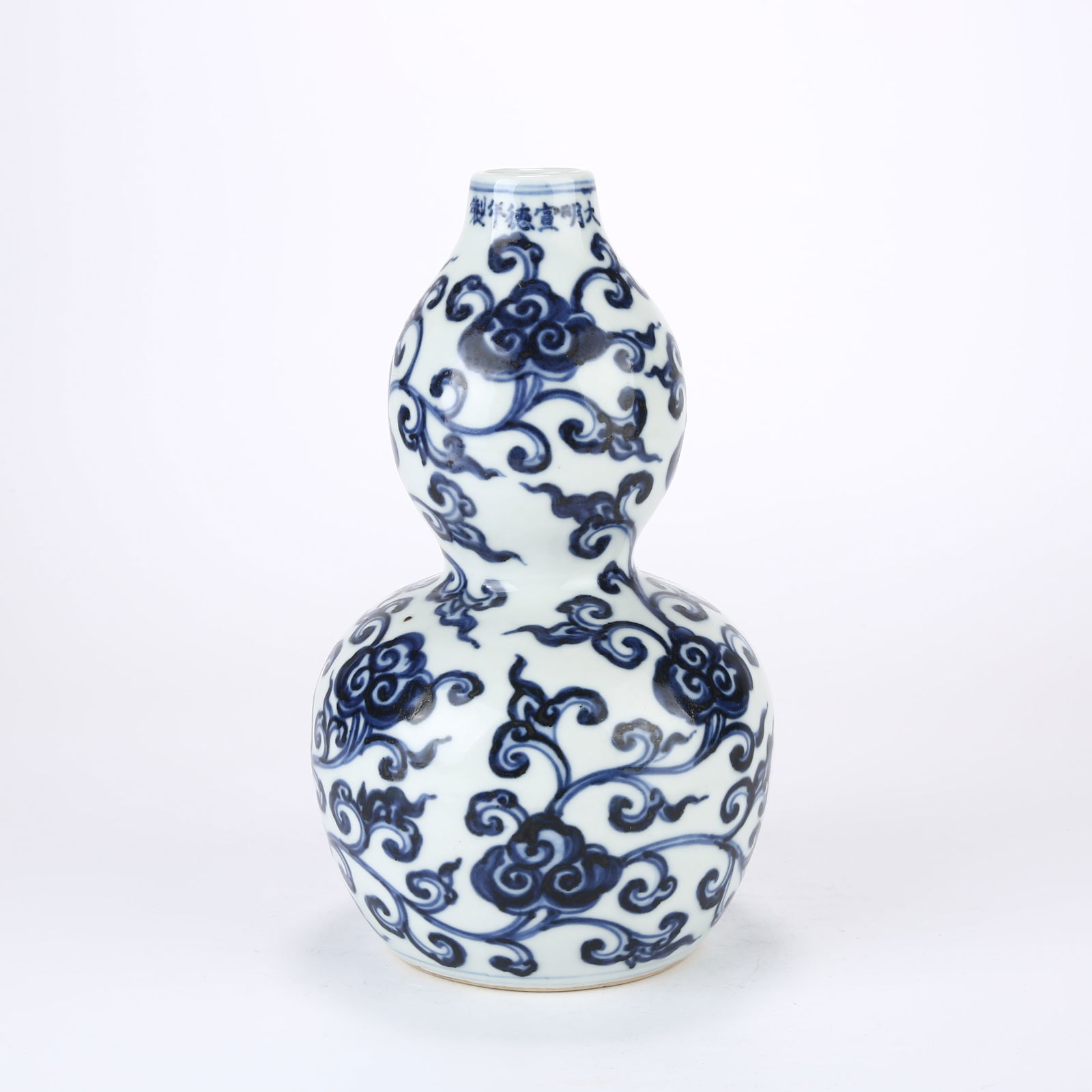 A BLUE AND WHITE GOURD VASE WITH SCROLLING LINGZHI DESIGN (1 of 10)