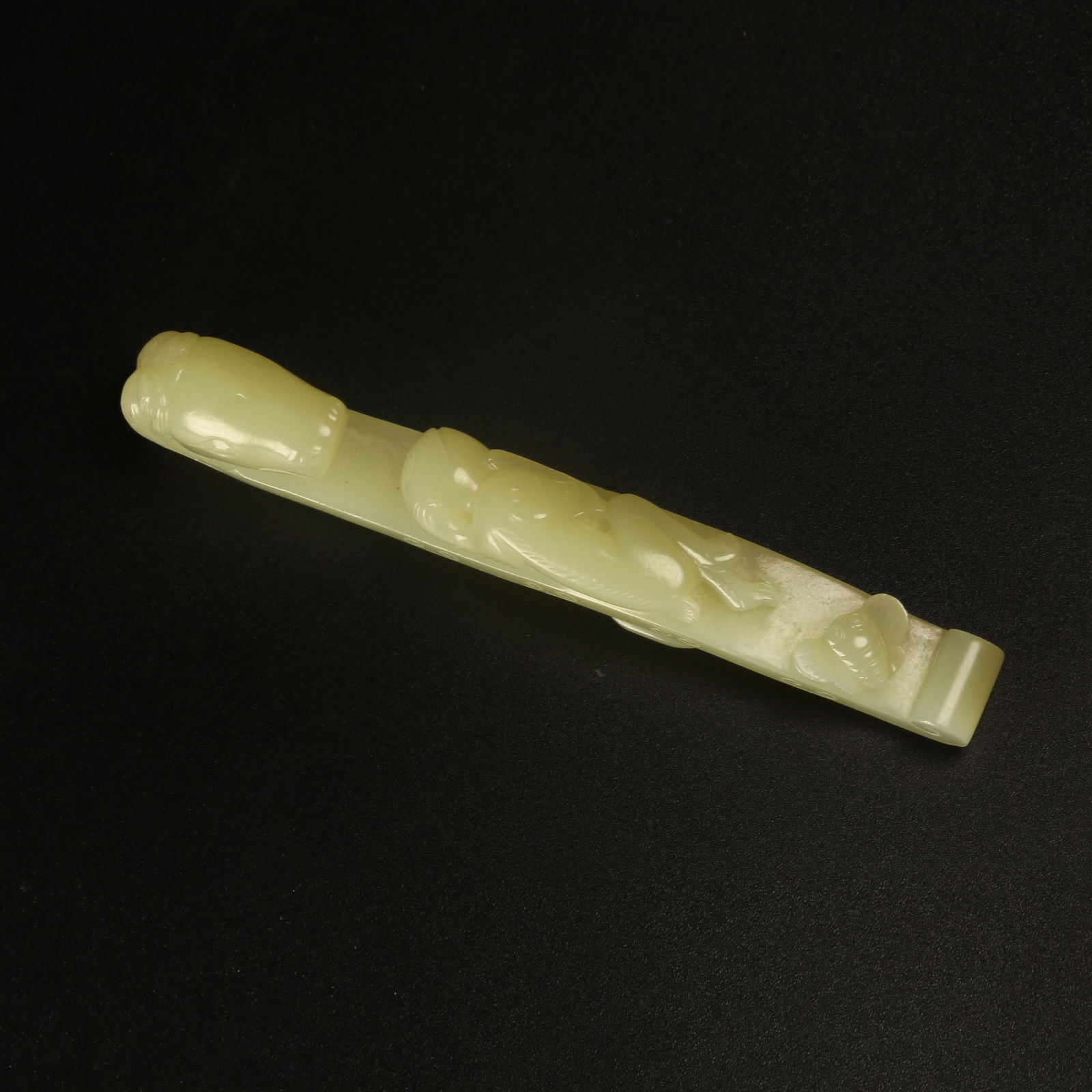 A HETIAN YELLOW JADE MONKEY OFFERING LONGEVITY PATTERN DRAGON-HEAD BELT HOOK (1 of 11)