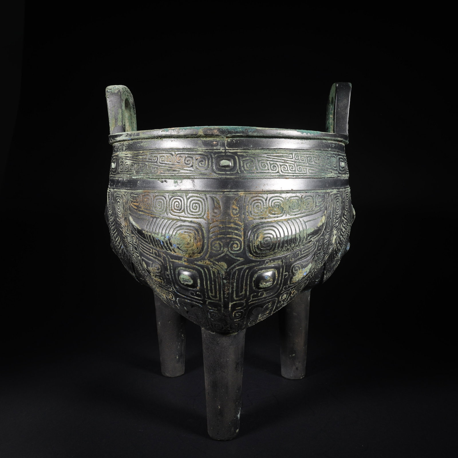 A BRONZE CIRCULAR DING VESSEL (1 of 9)