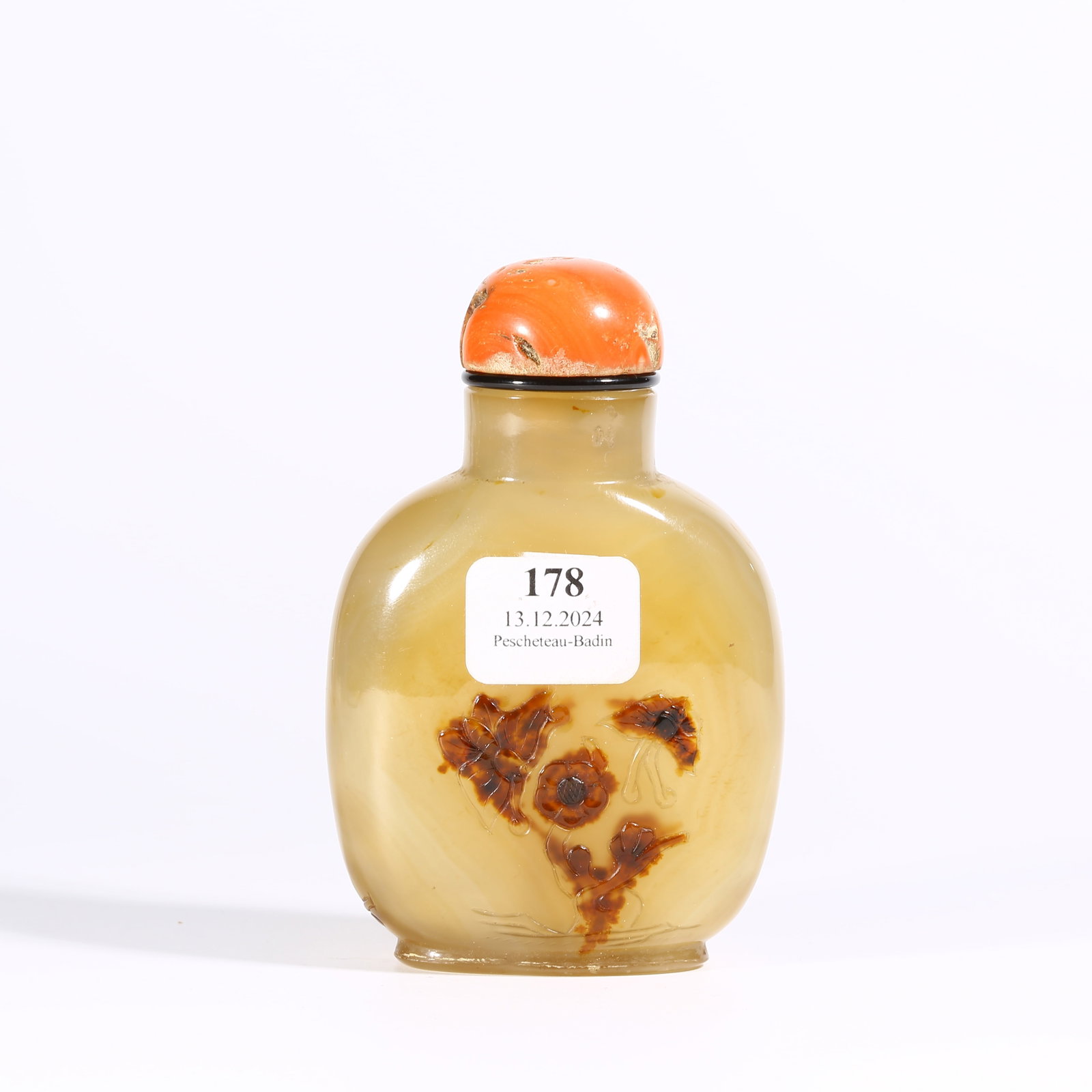 A AGATE SNUFF BOTTLE WITH FLOWER AND BIRD MOTIF: Agate snuff bottle with flower and bird motif