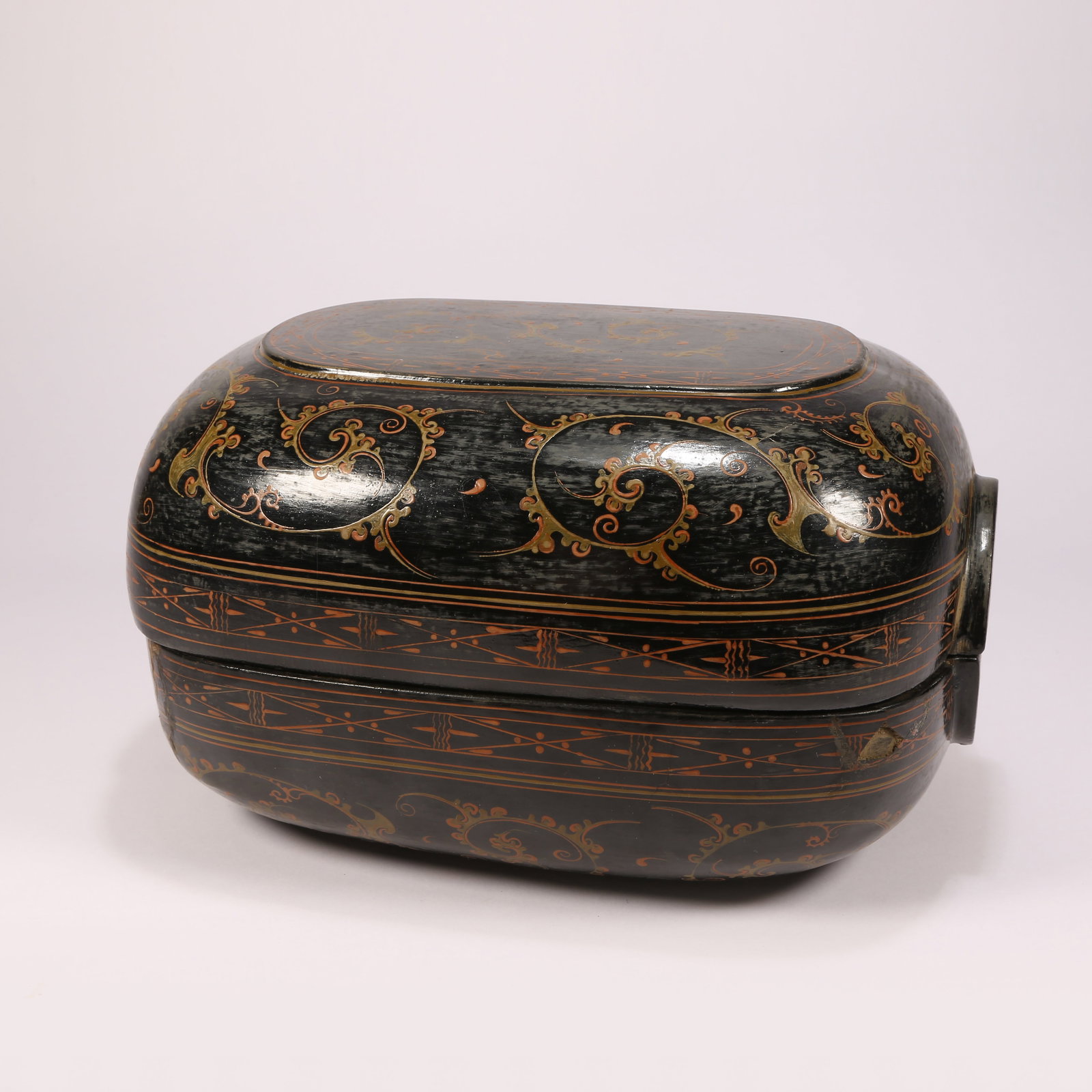 A LACQUERED LIDDED BOX WITH PAINTED DECORATION (1 of 10)