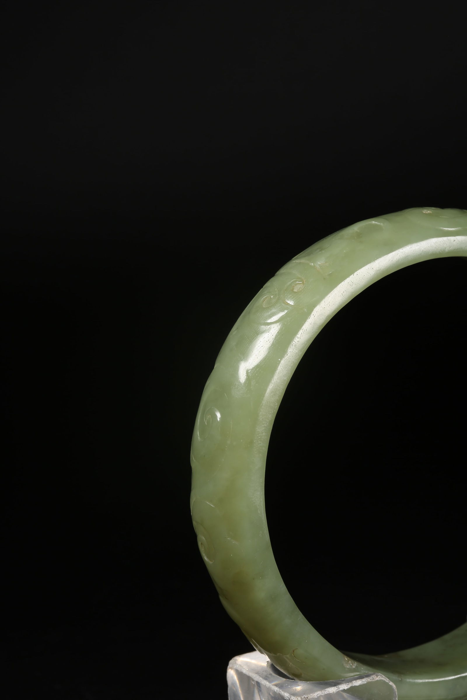 A HETIAN JADE BRACELET WITH SCROLL CLOUD PATTERN - 2