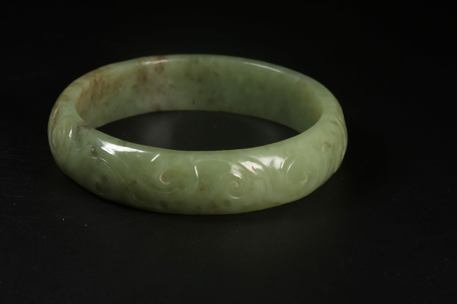 A HETIAN JADE BRACELET WITH SCROLL CLOUD PATTERN - 8