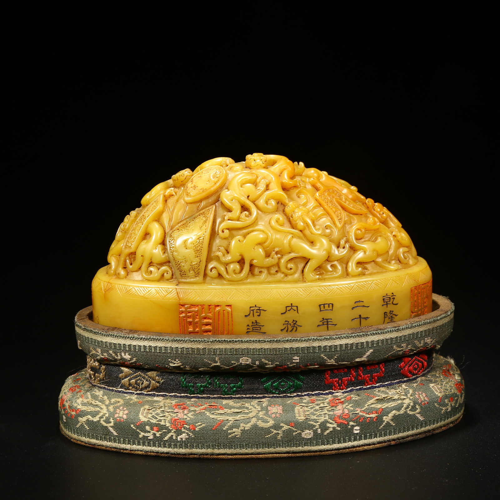 A SHOUSHAN STONE DRAGON-PATTERN SEAL (1 of 8)